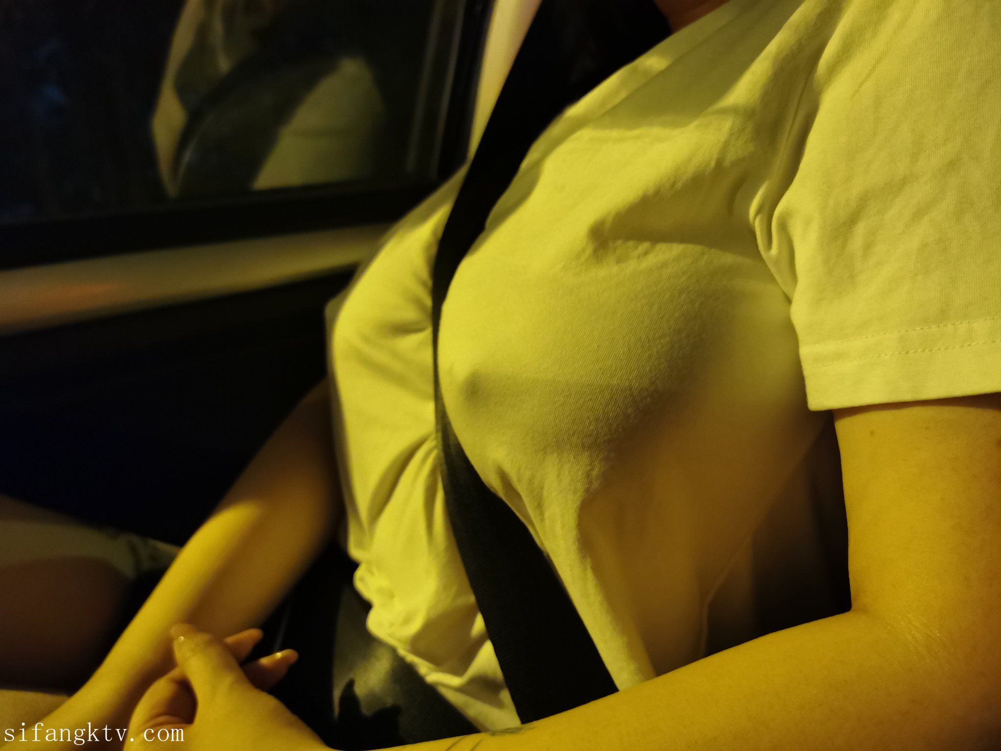 酒月： 极品巨乳 人前露出私拍