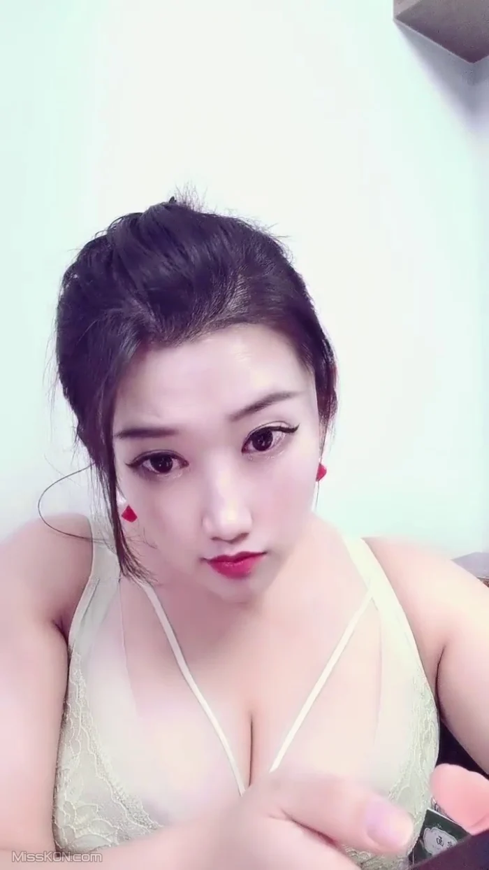 诗诗很大的: 新人巨乳美少女下海 13 诗诗很大的: 新人巨乳美少女下海