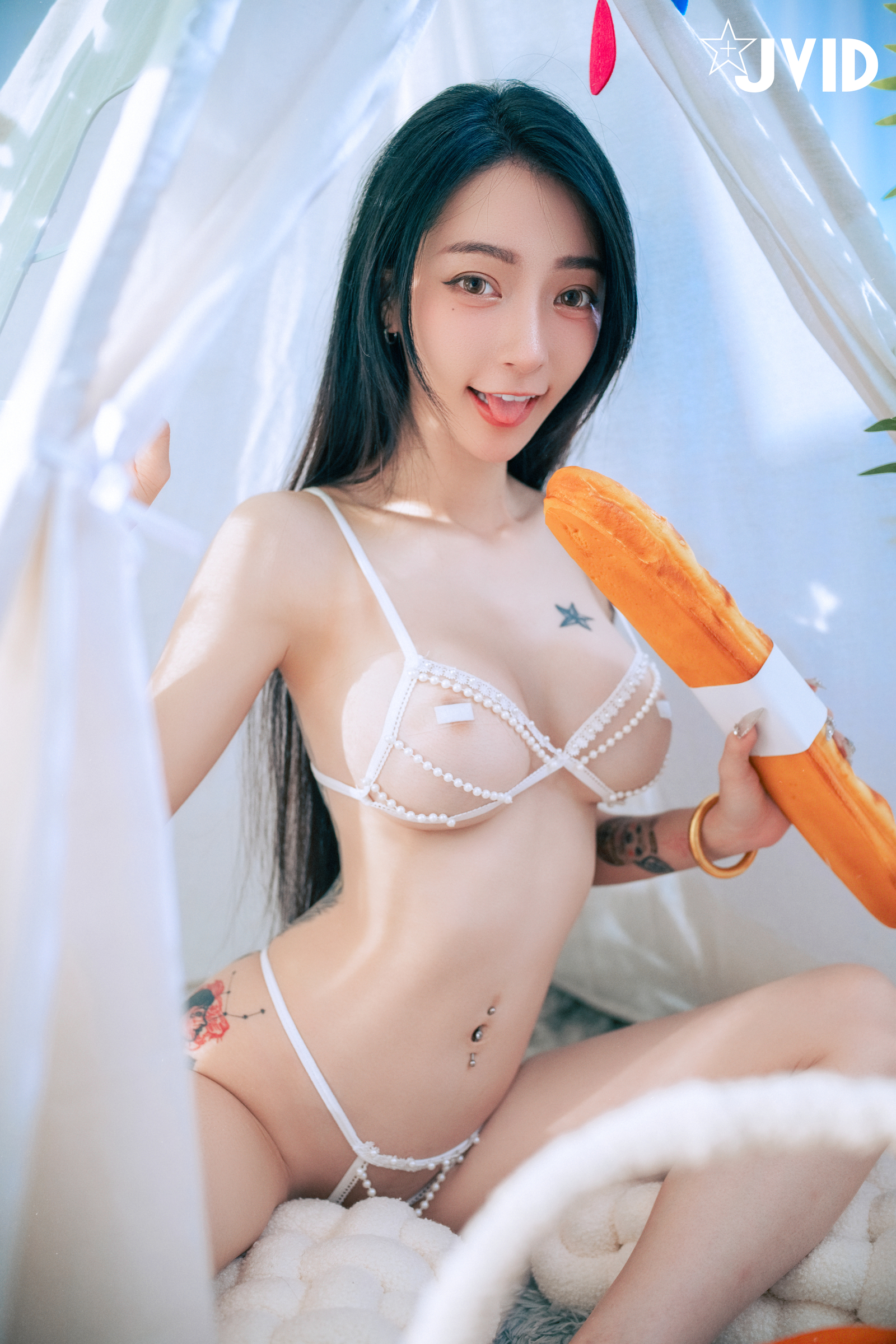 [JVID] 飄飄哥 – 【最狂尺度生日特輯／極細丁無膚膠】色色の裸體生日趴－飄飄慶生被脫光光塗抹奶油超細線丁無膚膠擠出誘人駱駝蹄屁股翹高背後位視角超色慾超誘人裸體奶油慶生影片熱映中