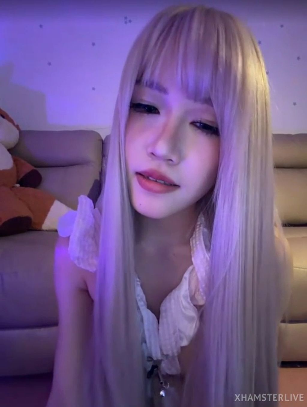 yoyo： 美到炸裂 20岁少女道具秀