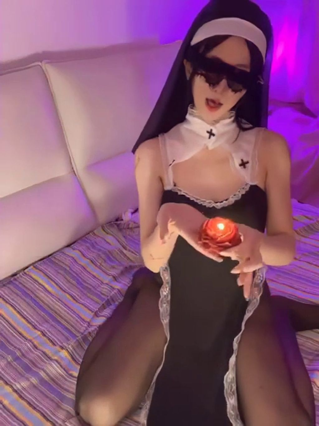 甜桃： 超高颜值 极品身材反差炸裂 玩法花样百出