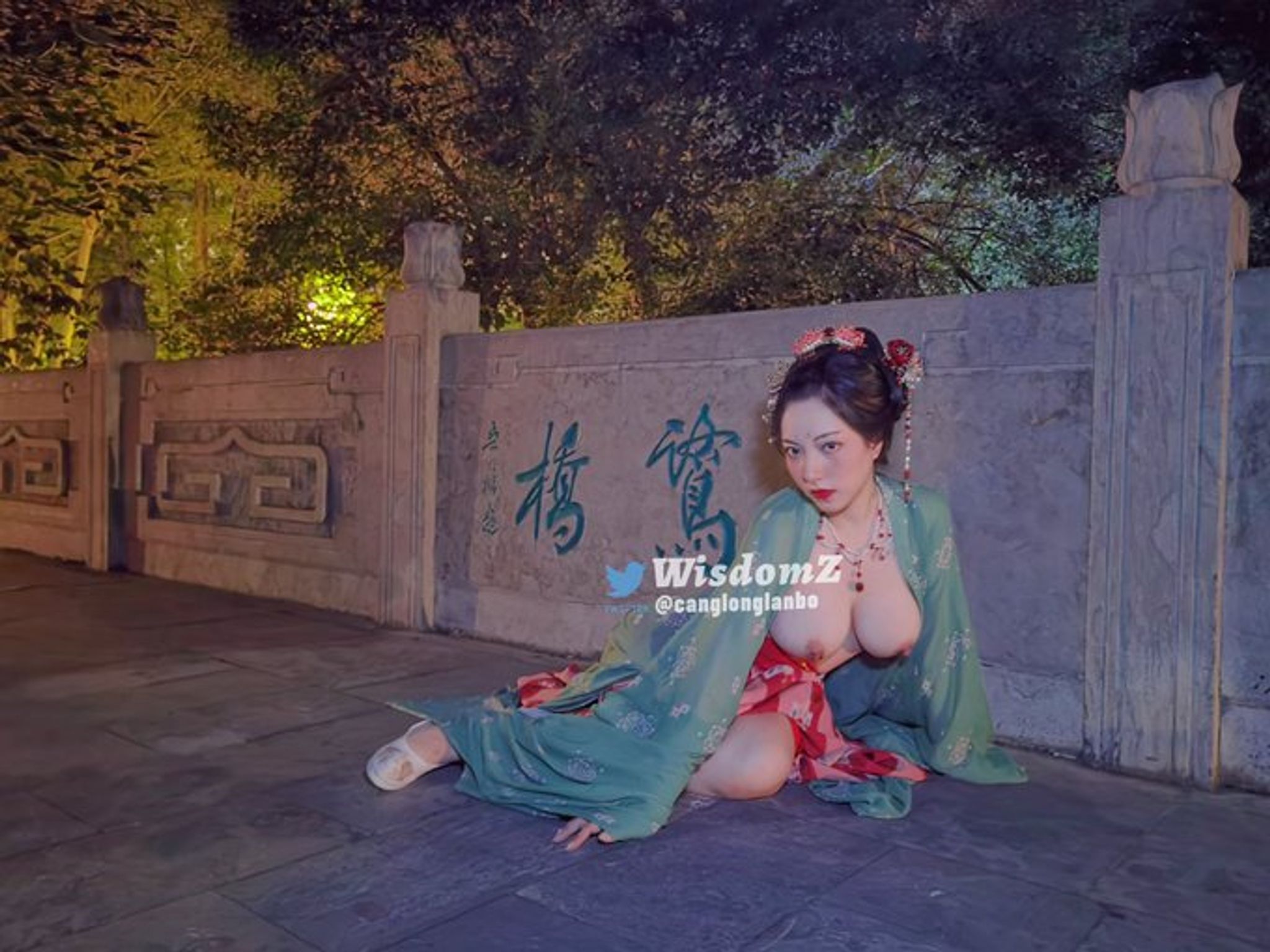 酒月： 极品巨乳 人前露出私拍
