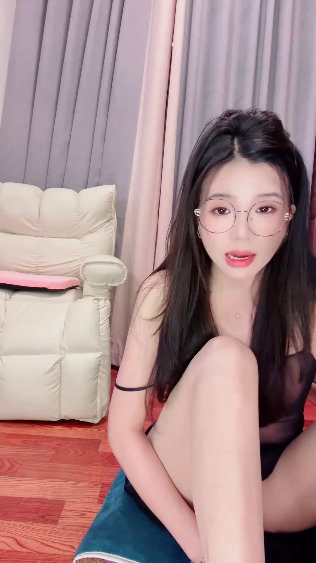 侯你已久： 甜美女神 丝袜美腿 跳狂震道具秀