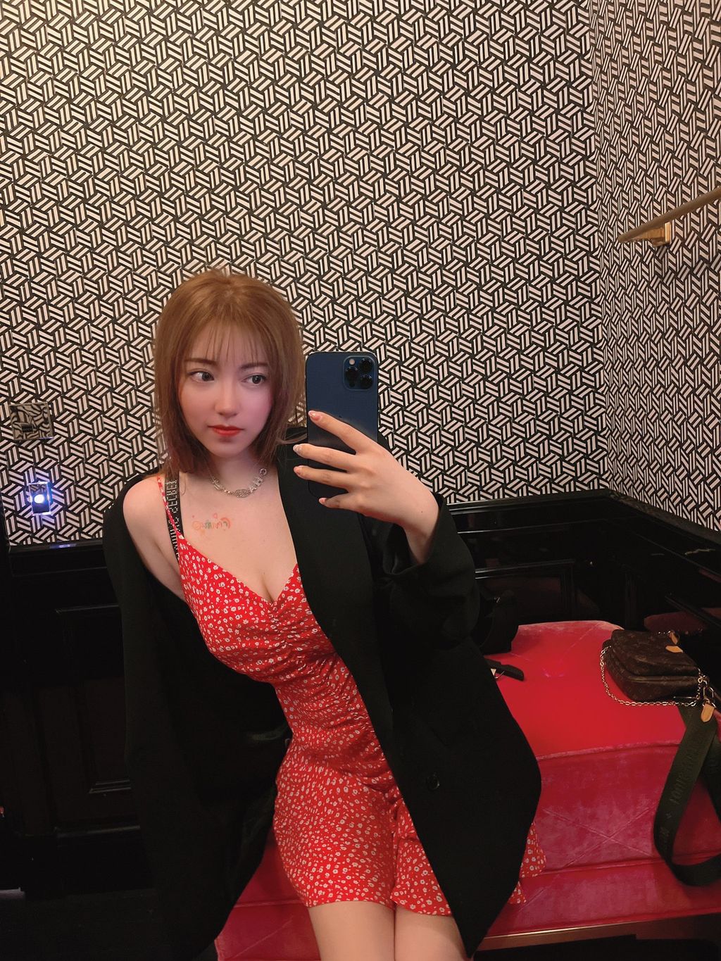 酒月： 极品巨乳 人前露出私拍