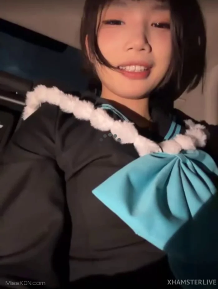 yiyi： 清纯美少女户外裸露