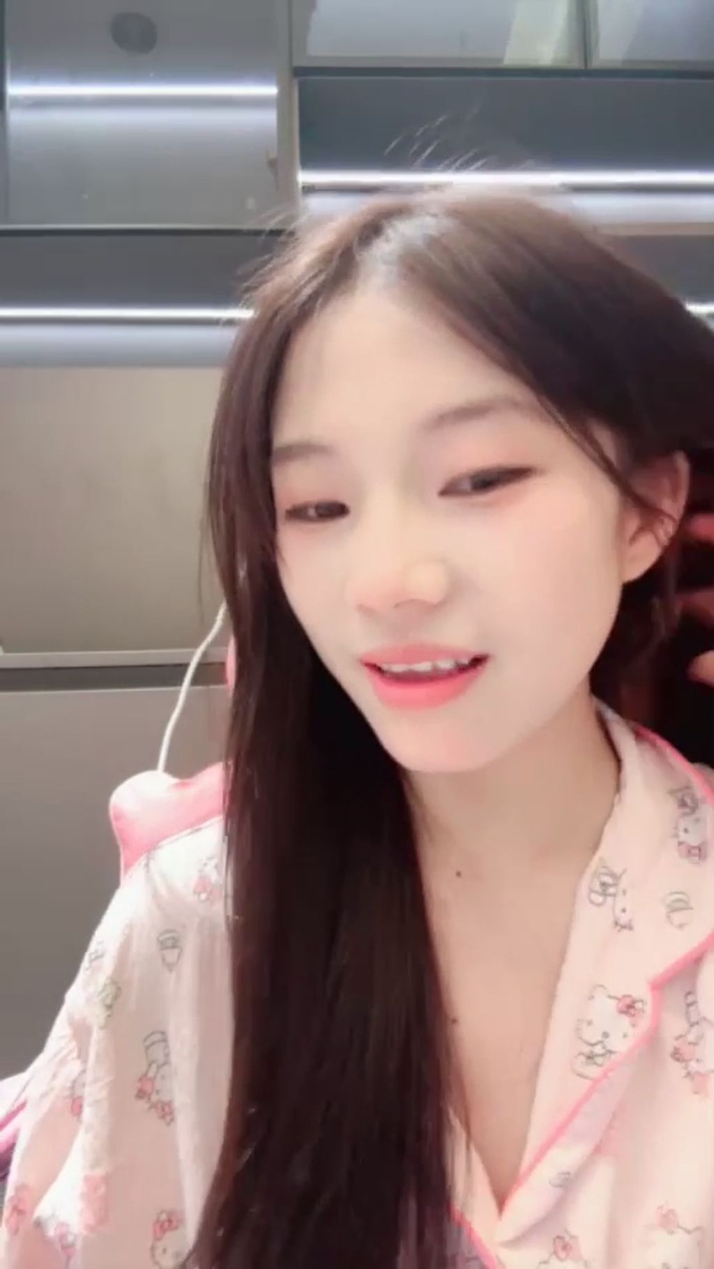 吧啦： 清纯少女下海 边跳边脱光光
