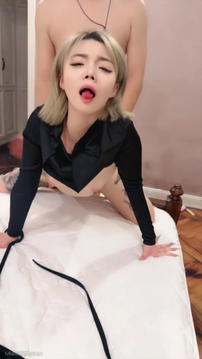 迷糊桃: 刚成年的精神小妹被大叔带回家 为了直播也是拼了 17 迷糊桃: 刚成年的精神小妹被大叔带回家 为了直播也是拼了