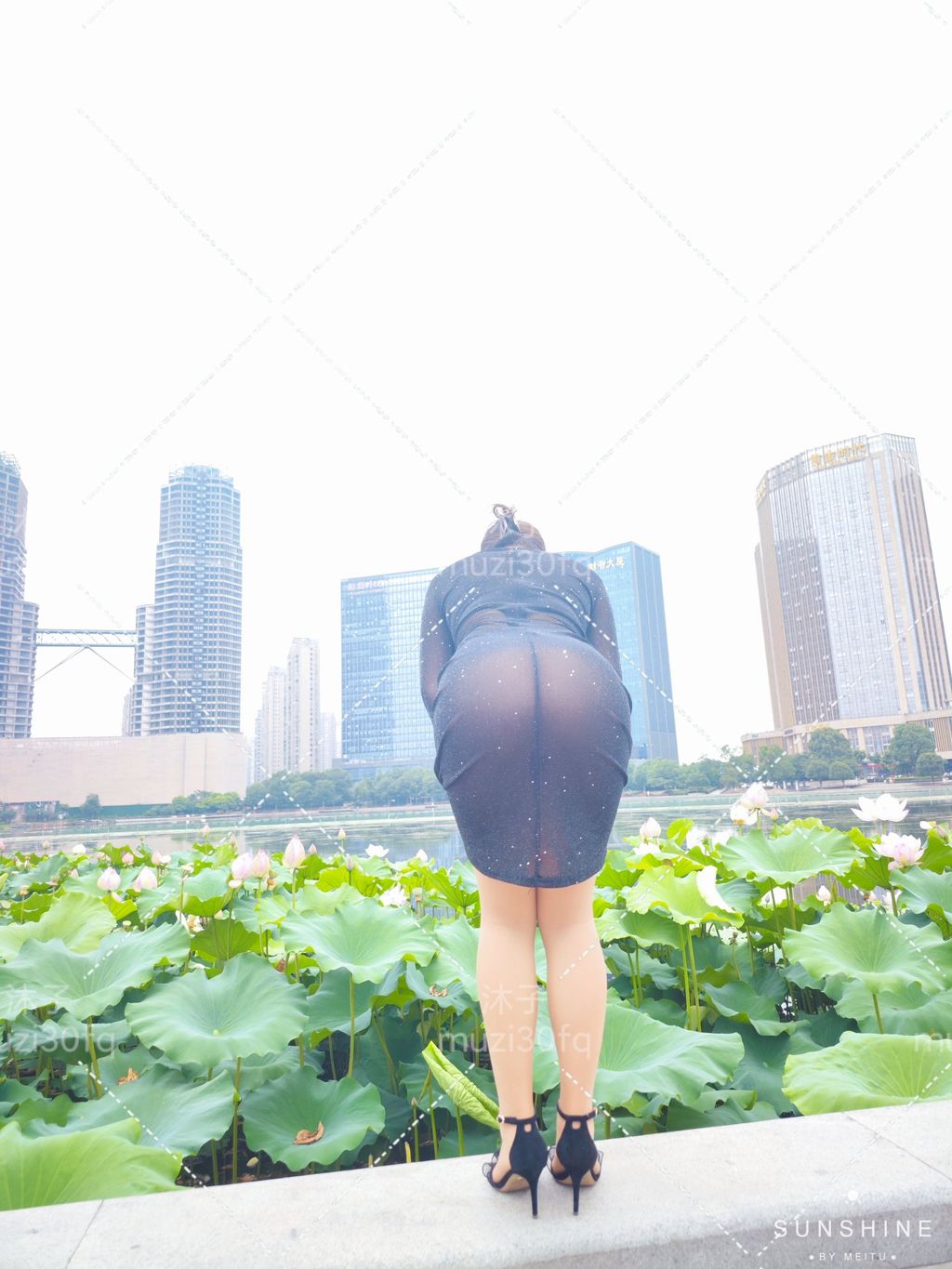 [OtherXXX] 沐子： 人前露出极品人妻