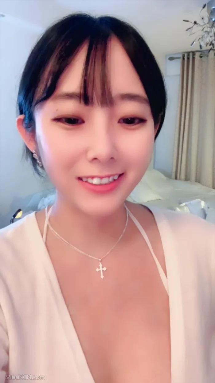 小灵儿： 丰满水嫩女神来袭 超大巨乳裸舞