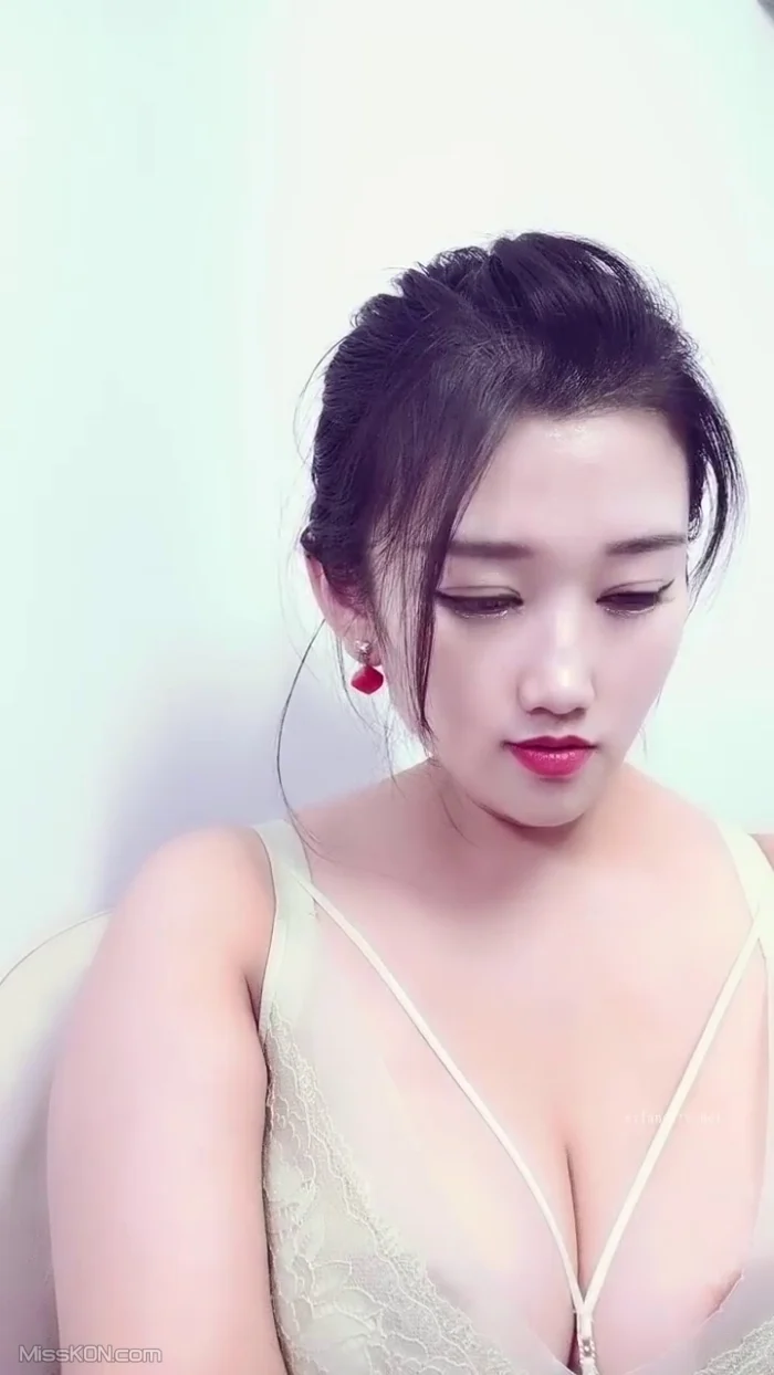诗诗很大的: 新人巨乳美少女下海 14 诗诗很大的: 新人巨乳美少女下海