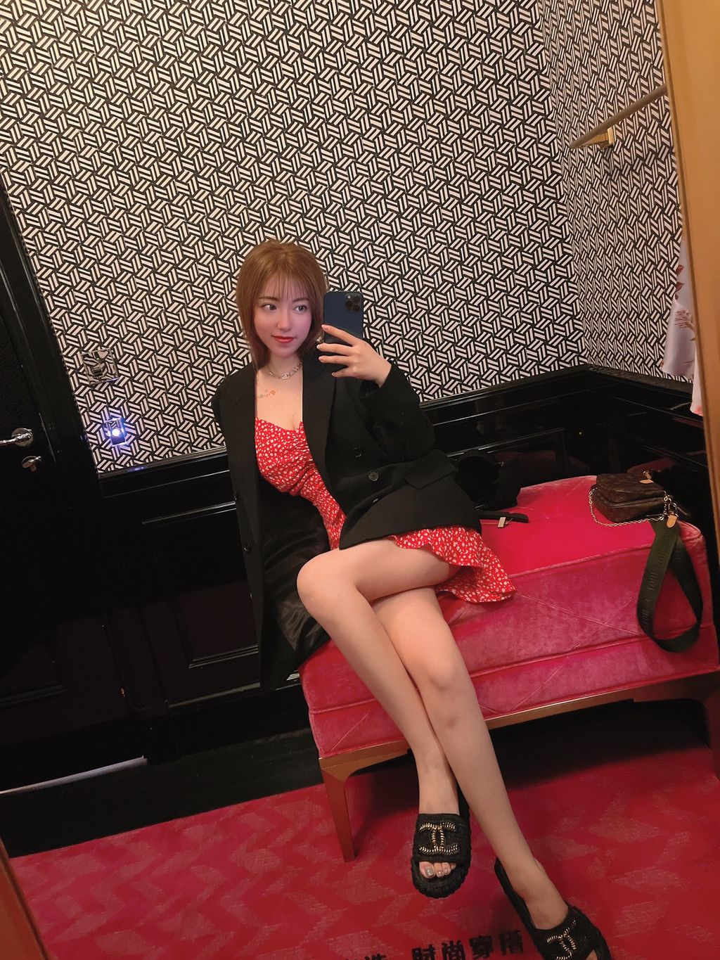 酒月： 极品巨乳 人前露出私拍