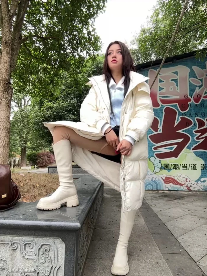 AsiaGoodLuck： 户外达人丝袜 公园 室内公共场所露出 长裙下塞跳蛋 #04