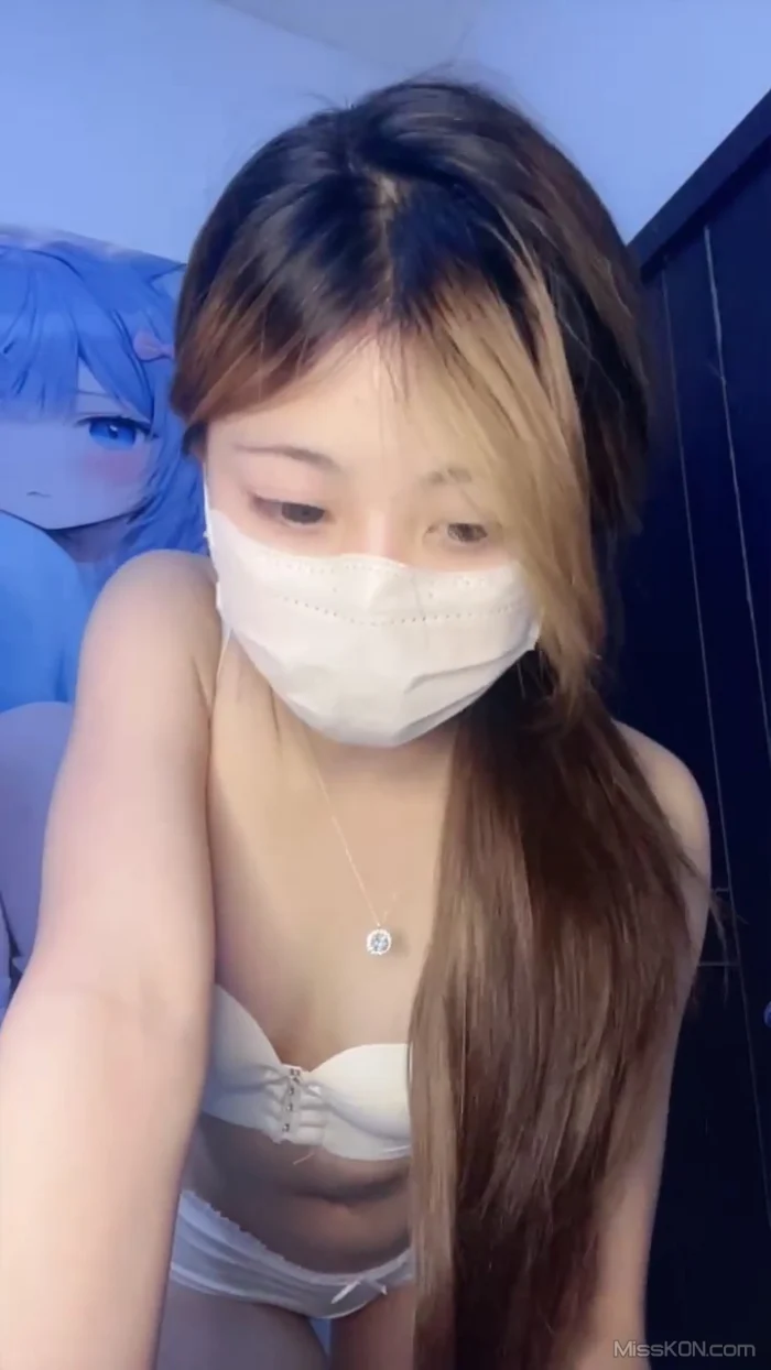 莓莓36E: 清纯学妹白丝袜裸舞真爽 12 莓莓36E: 清纯学妹白丝袜裸舞真爽