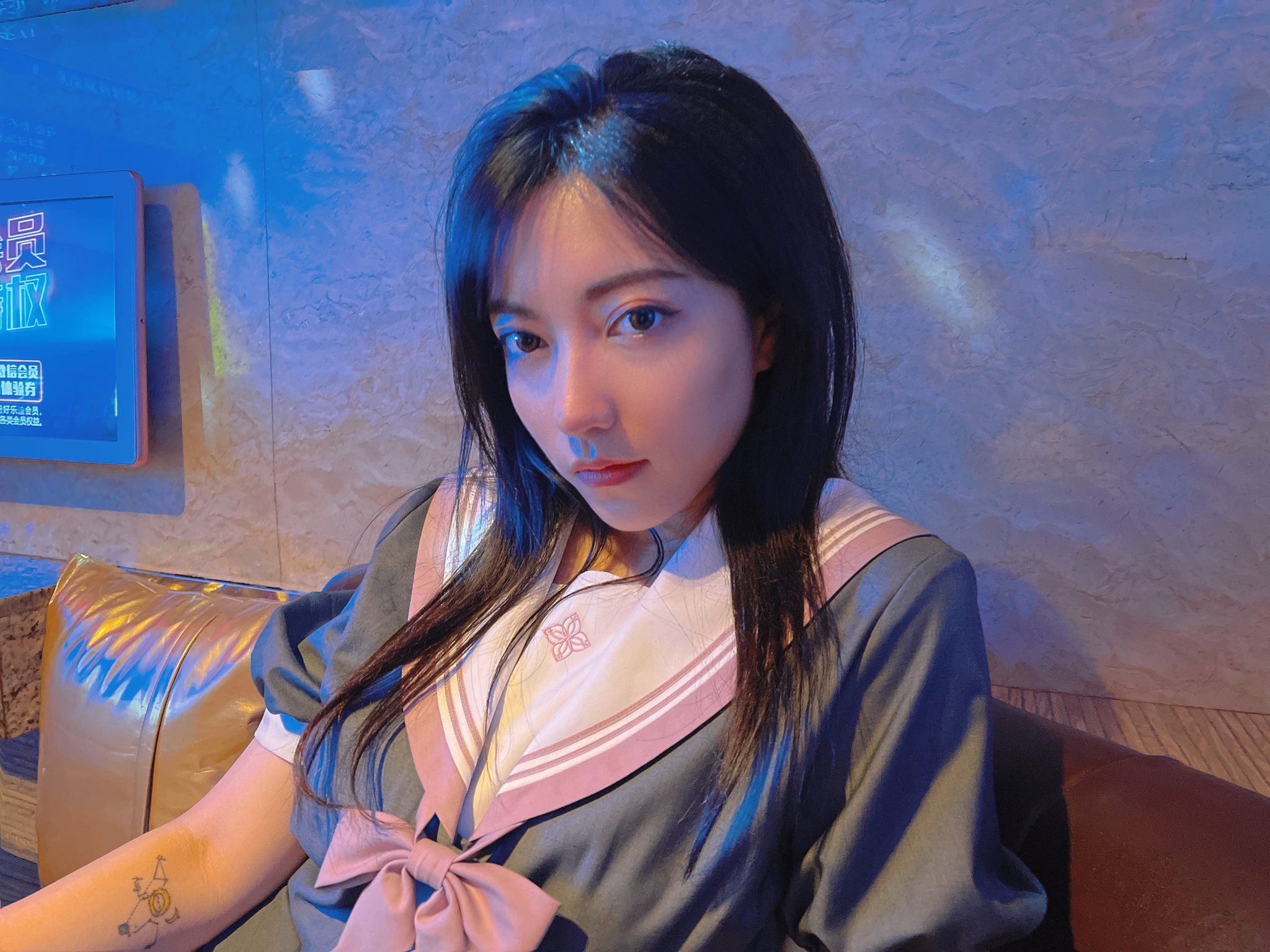 酒月： 极品巨乳 人前露出私拍