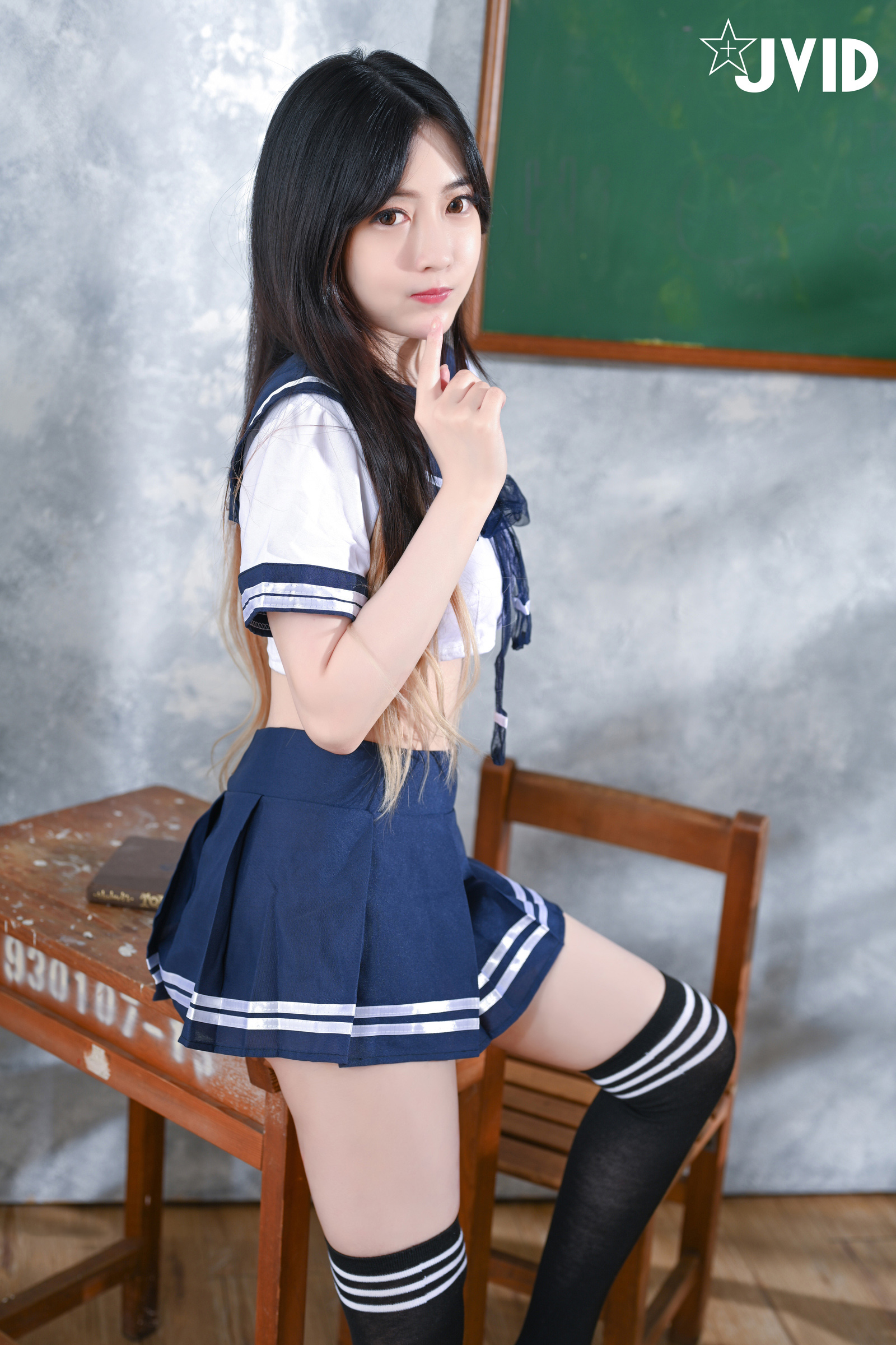 [JVID] 璃奈酱 – 学妹全裸课堂