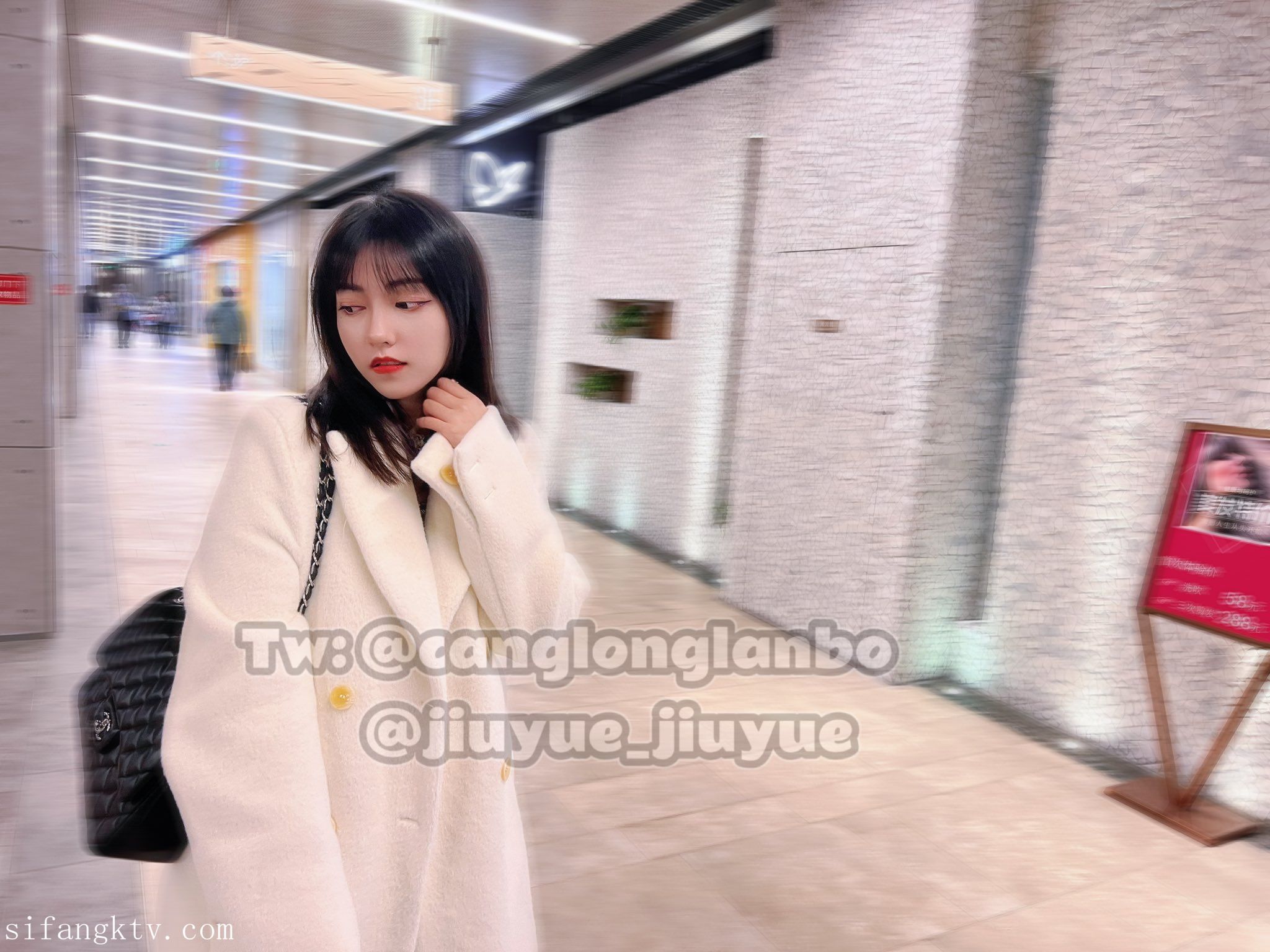 酒月： 极品巨乳 人前露出私拍