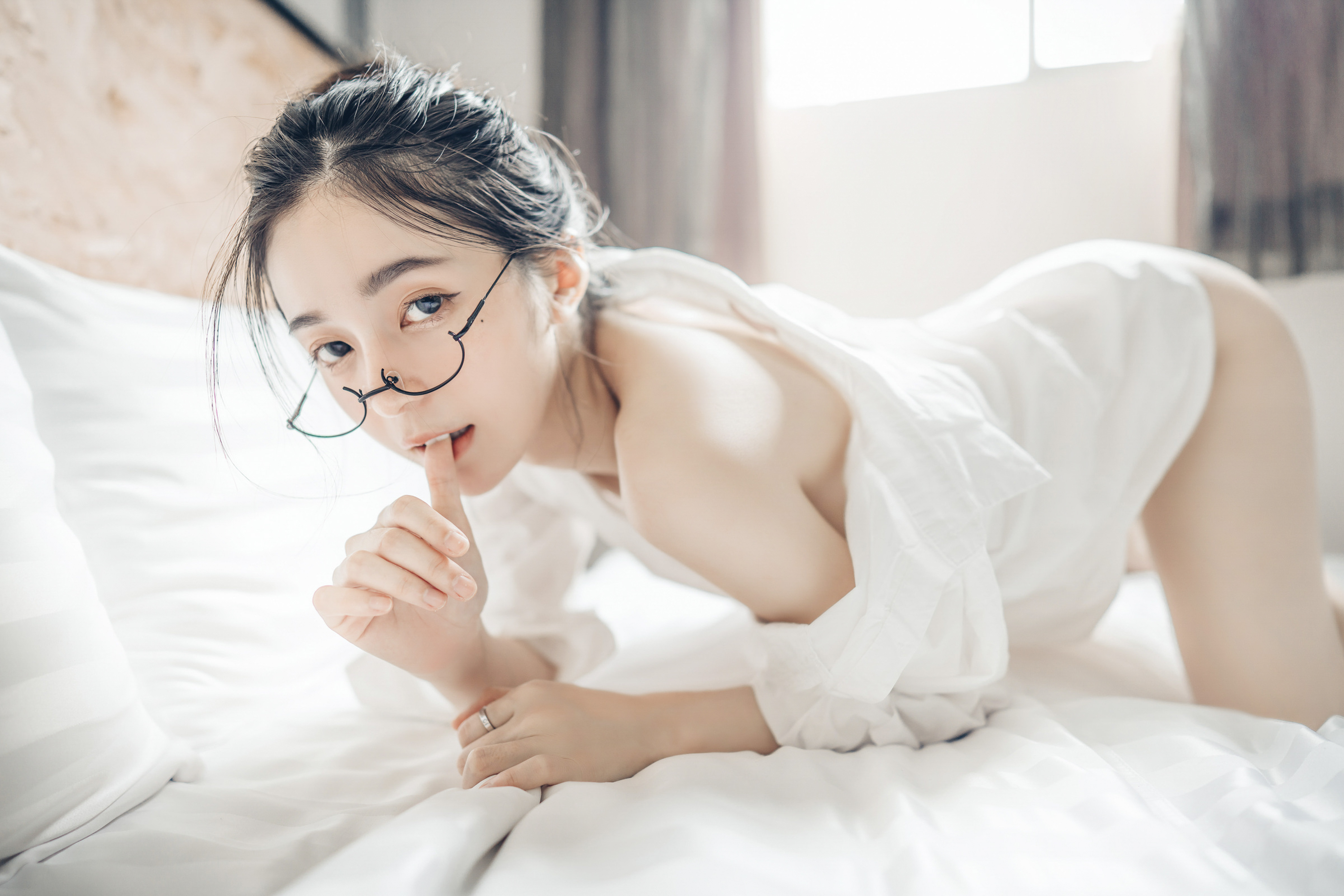 [JVID] 辰辰 – 终于约到女神泡汤-浴巾一直掉-最后不穿了直接拍