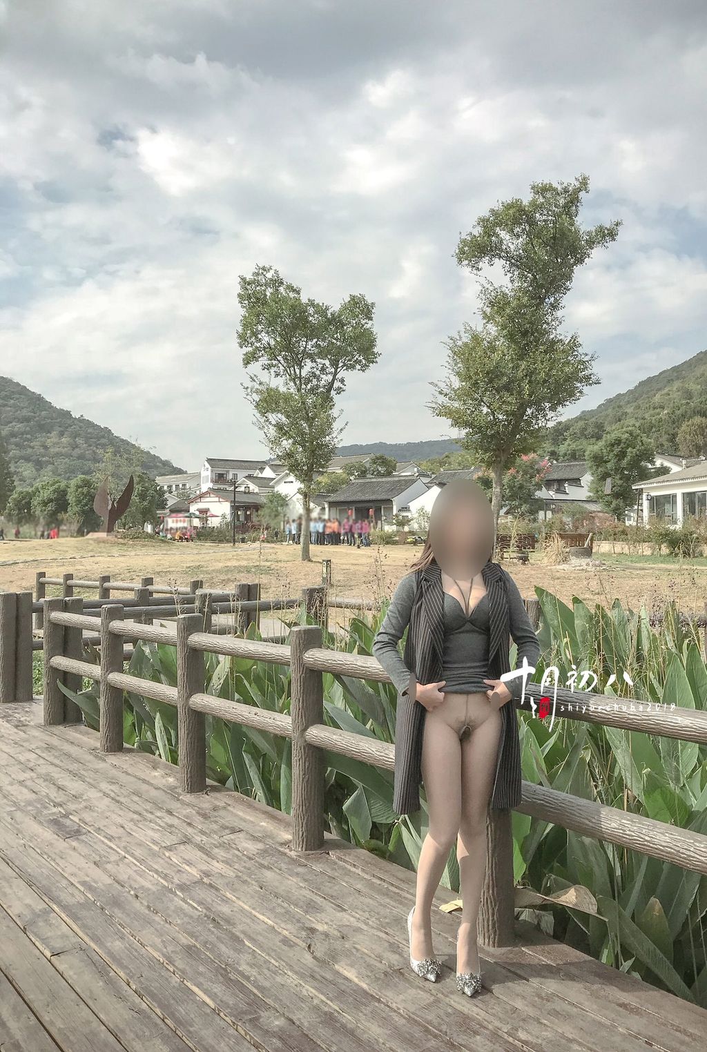 十月初八： 人前露出私拍合集