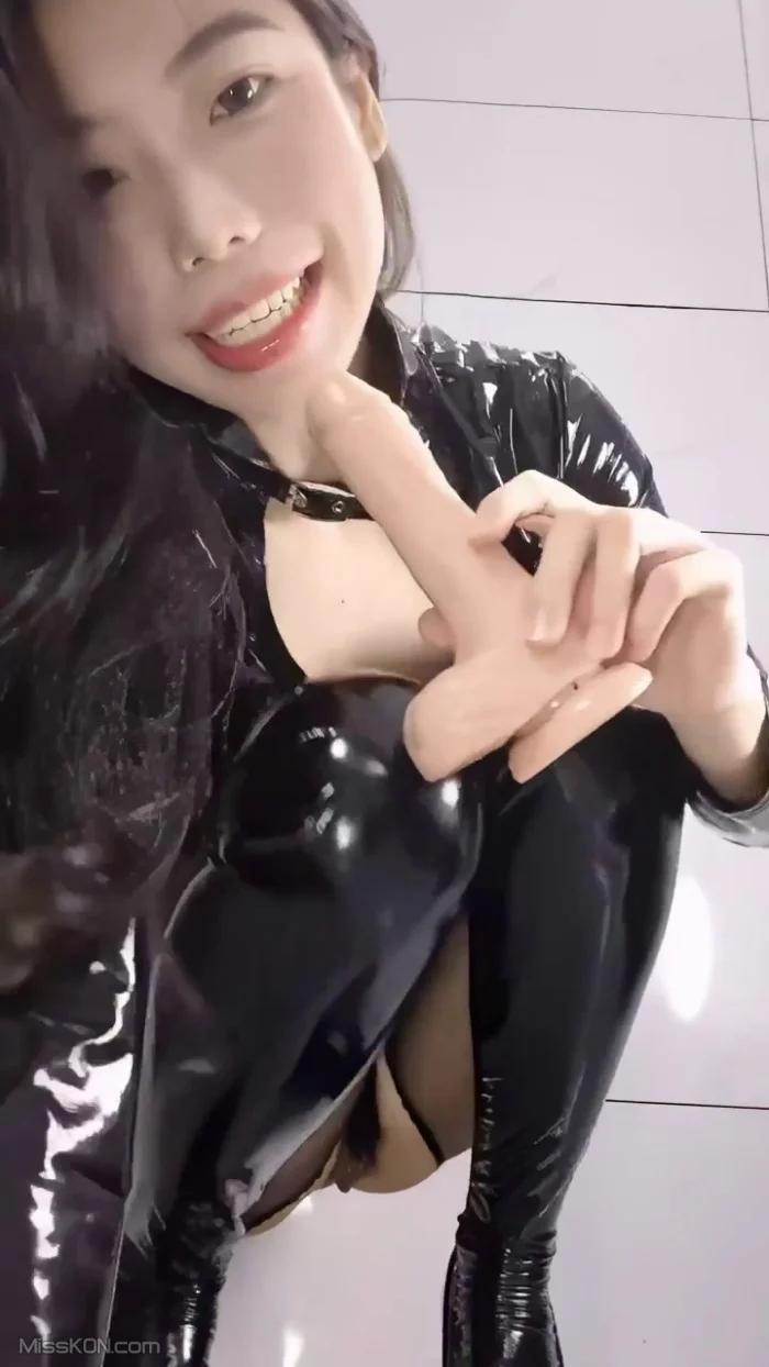 丝丝不是思思： 半糖女主播 跑车回馈金主福利视频合集 #02