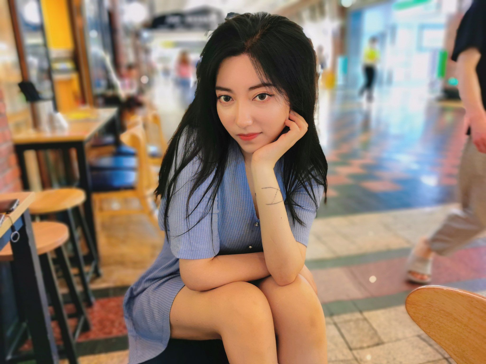 酒月： 极品巨乳 人前露出私拍