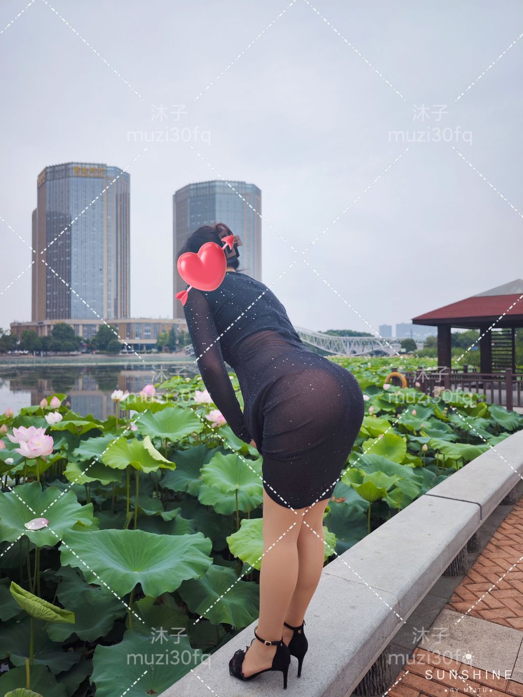 [OtherXXX] 沐子： 人前露出极品人妻