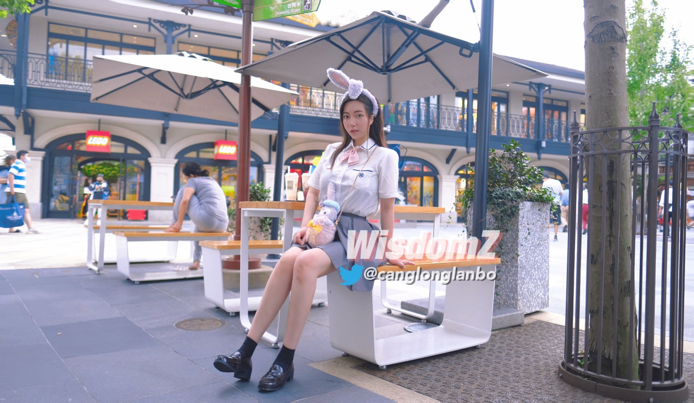 酒月： 极品巨乳 人前露出私拍