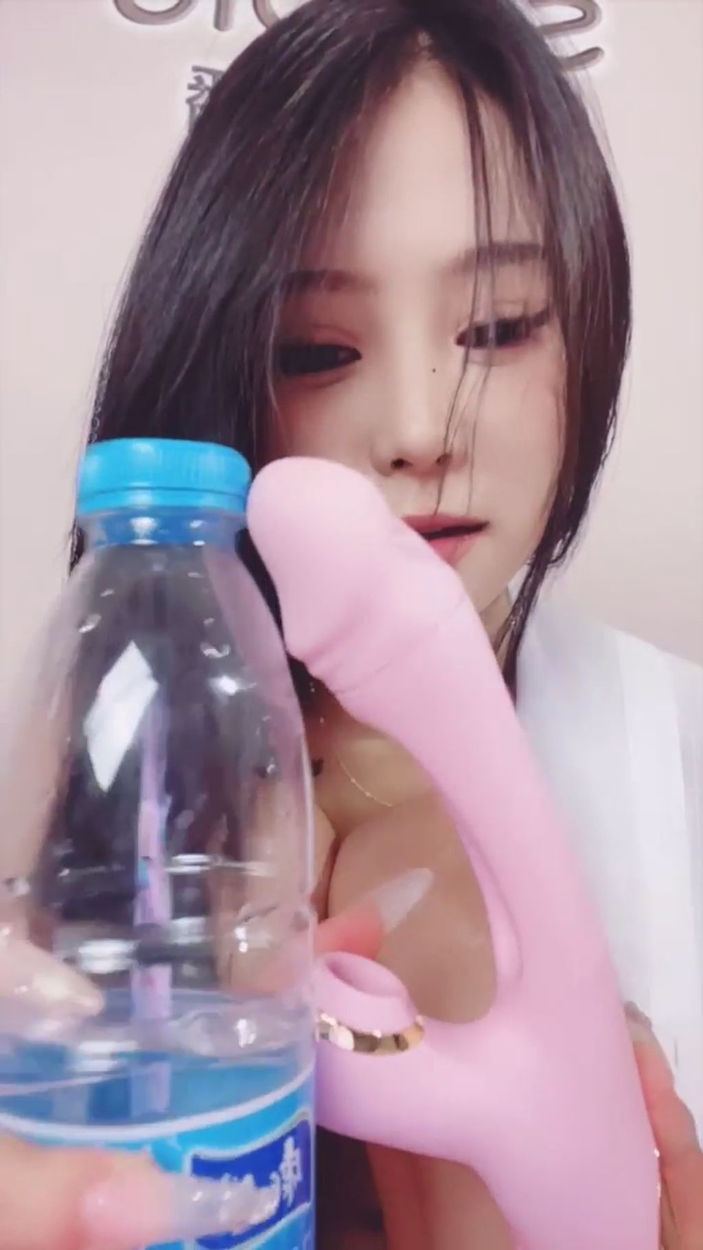 19水嫩： 黑丝女神 高跟女仆装