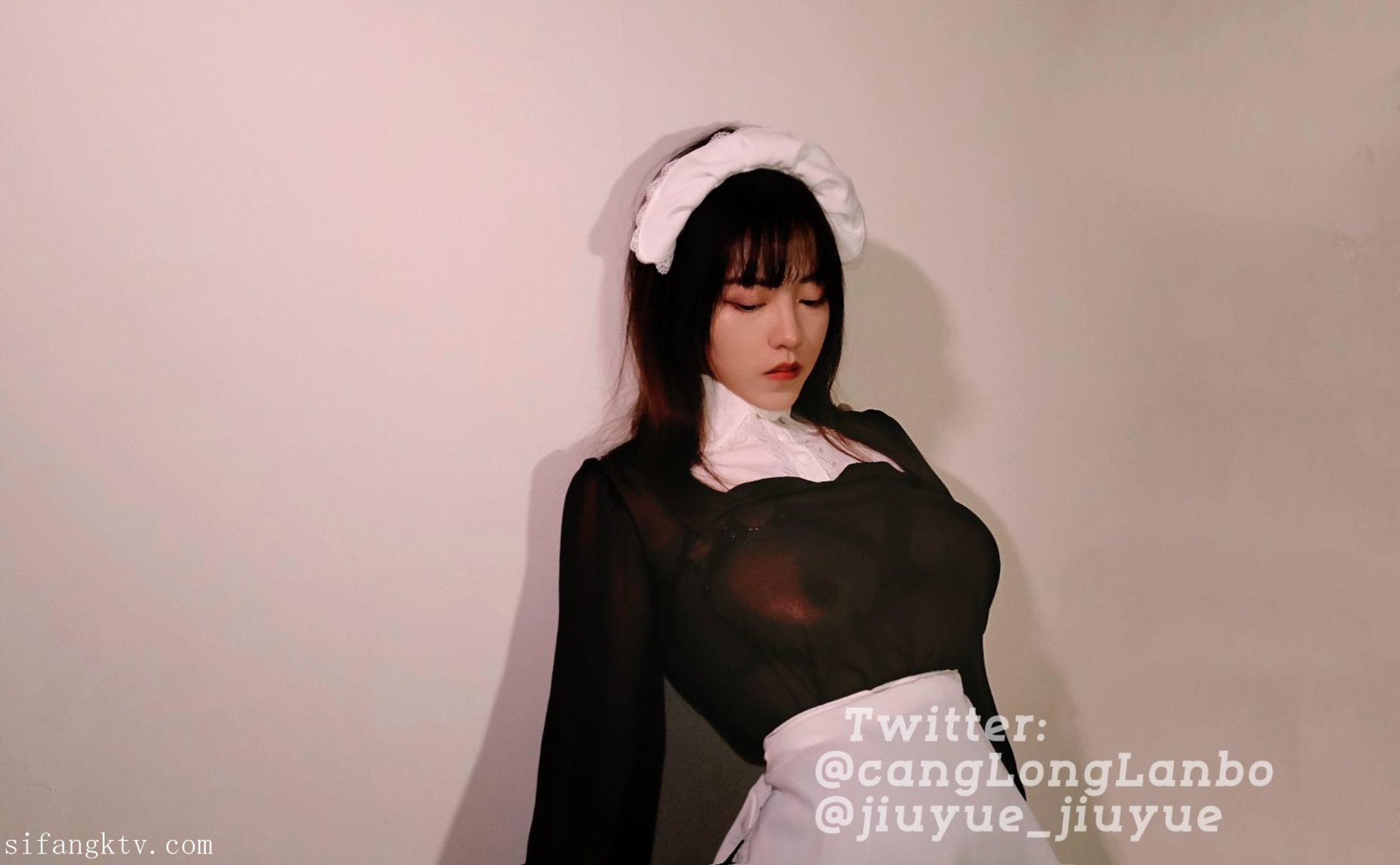 酒月： 极品巨乳 人前露出私拍