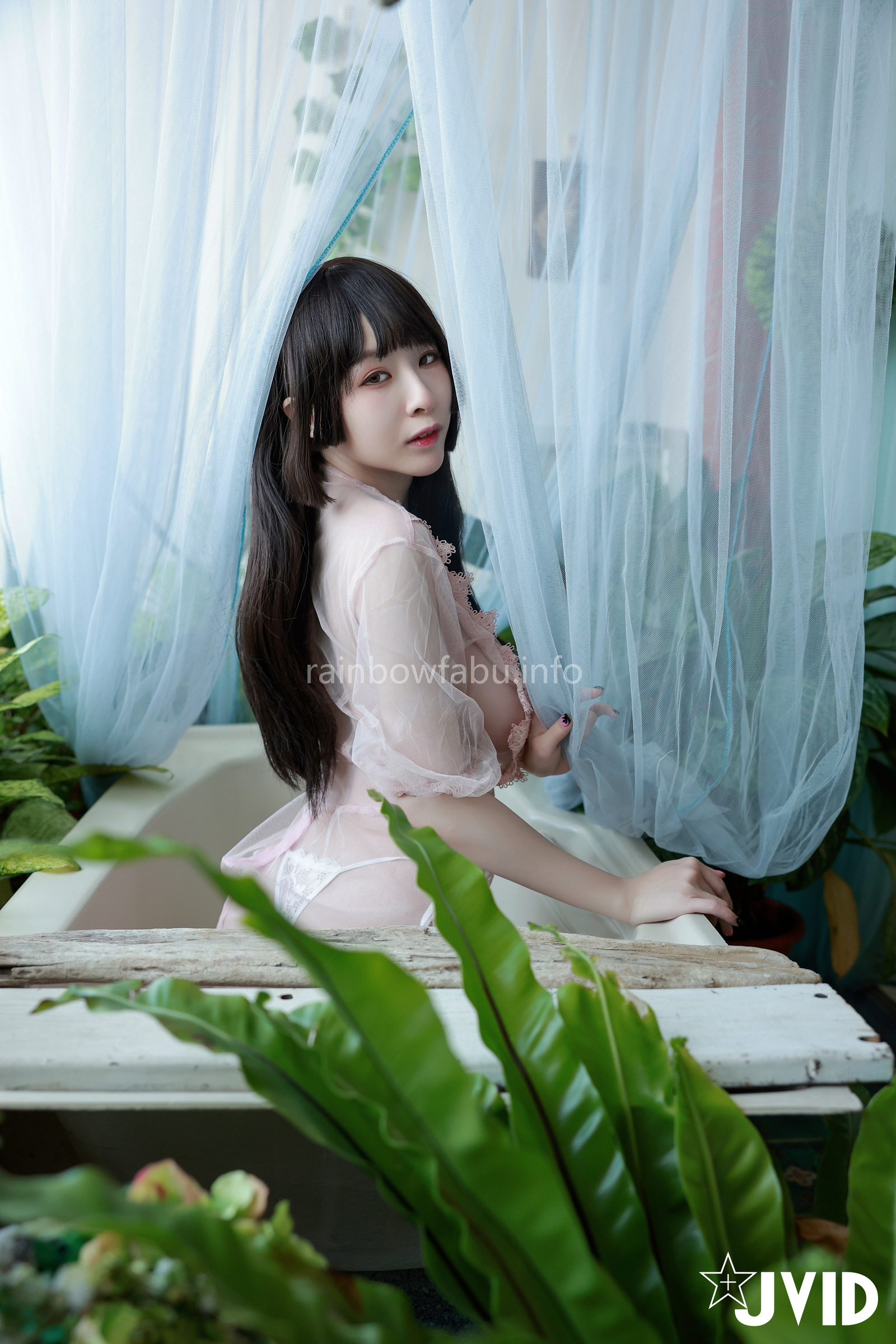 [JVID] 黎菲兒 – 菲兒在花叢中蹦出誘人巨乳彈出渾圓翹臀。極限邊緣的挑逗