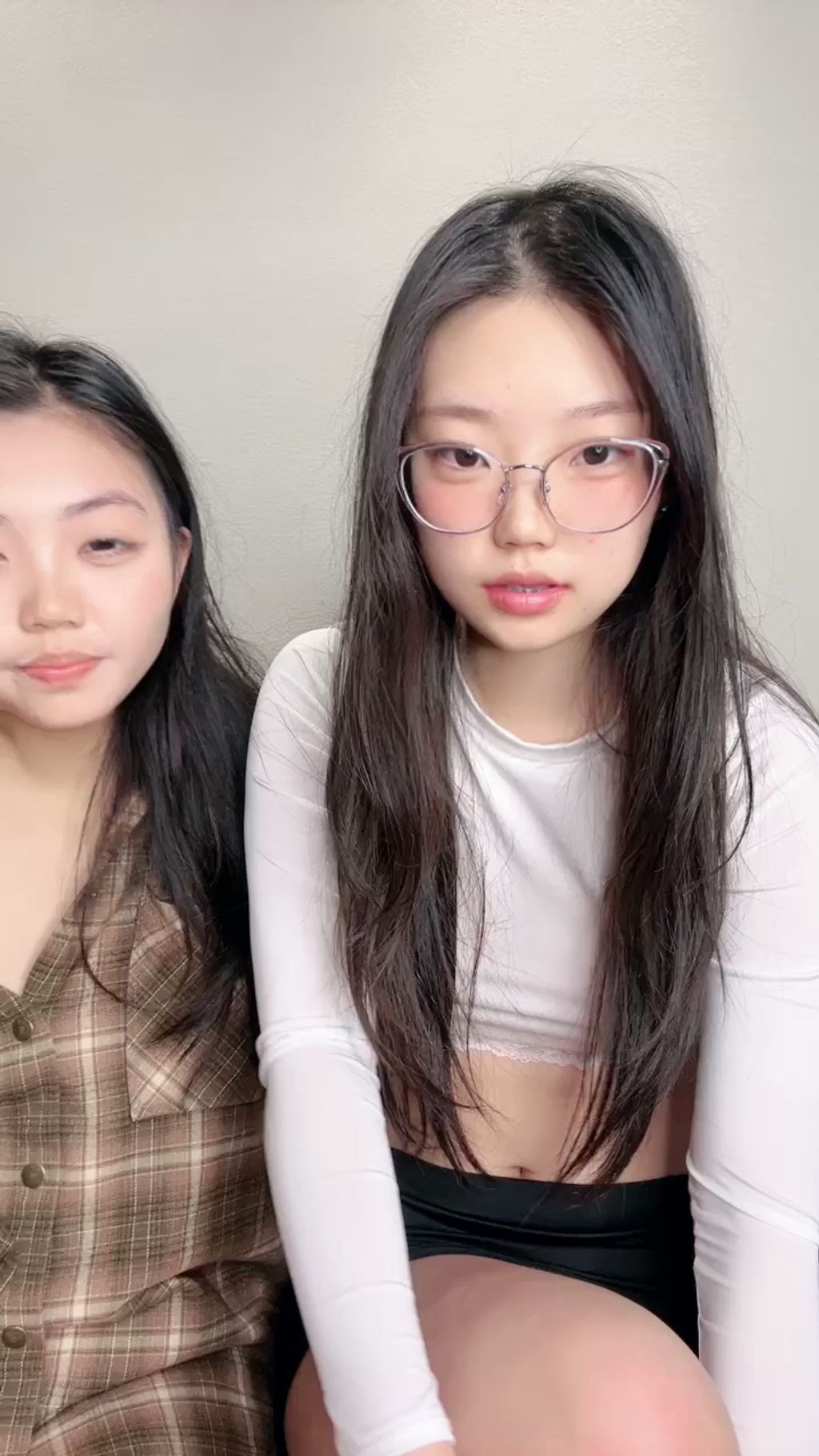 雯雯茜茜： 欲女双学妹 剧情演绎 勾引技师 外卖小哥 #04