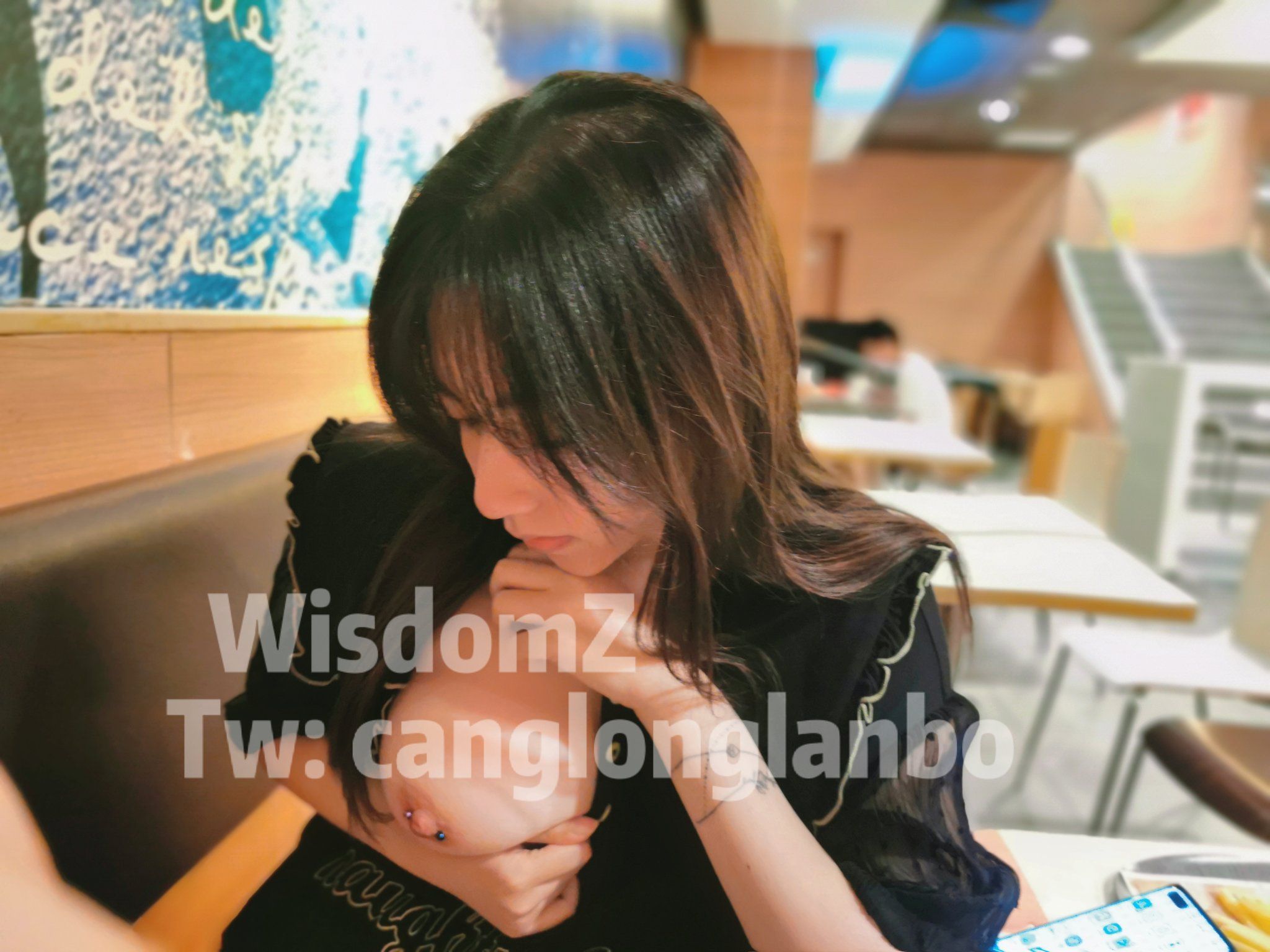 酒月： 极品巨乳 人前露出私拍