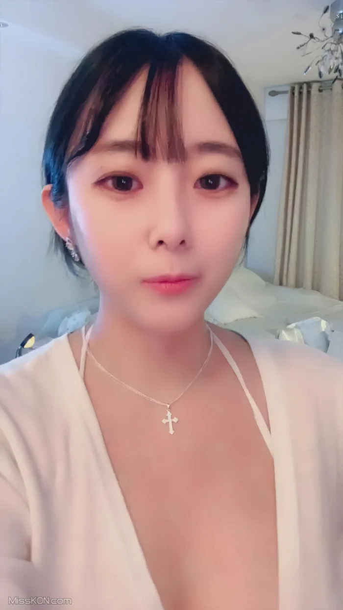 小灵儿： 丰满水嫩女神来袭 超大巨乳裸舞