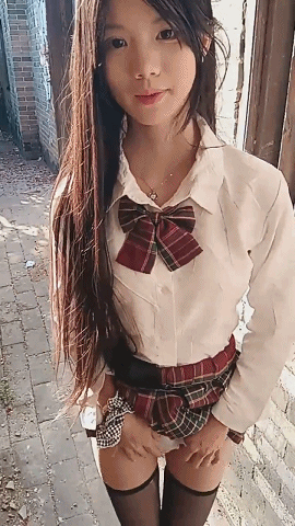 水嫩宝宝： 农村07年美少女 户外跳蛋 勾搭隔壁油腻大叔