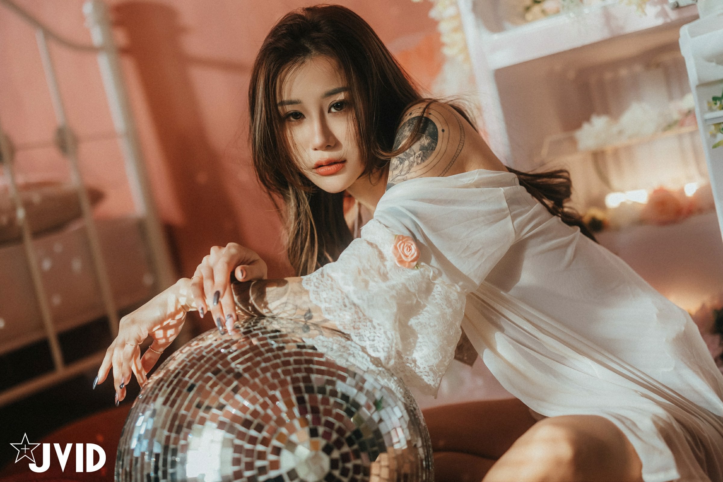 [JVID] Lara 雙囍 – 獨留的時光 與雙囍纏綿在浪漫花房的情緒與身體交流