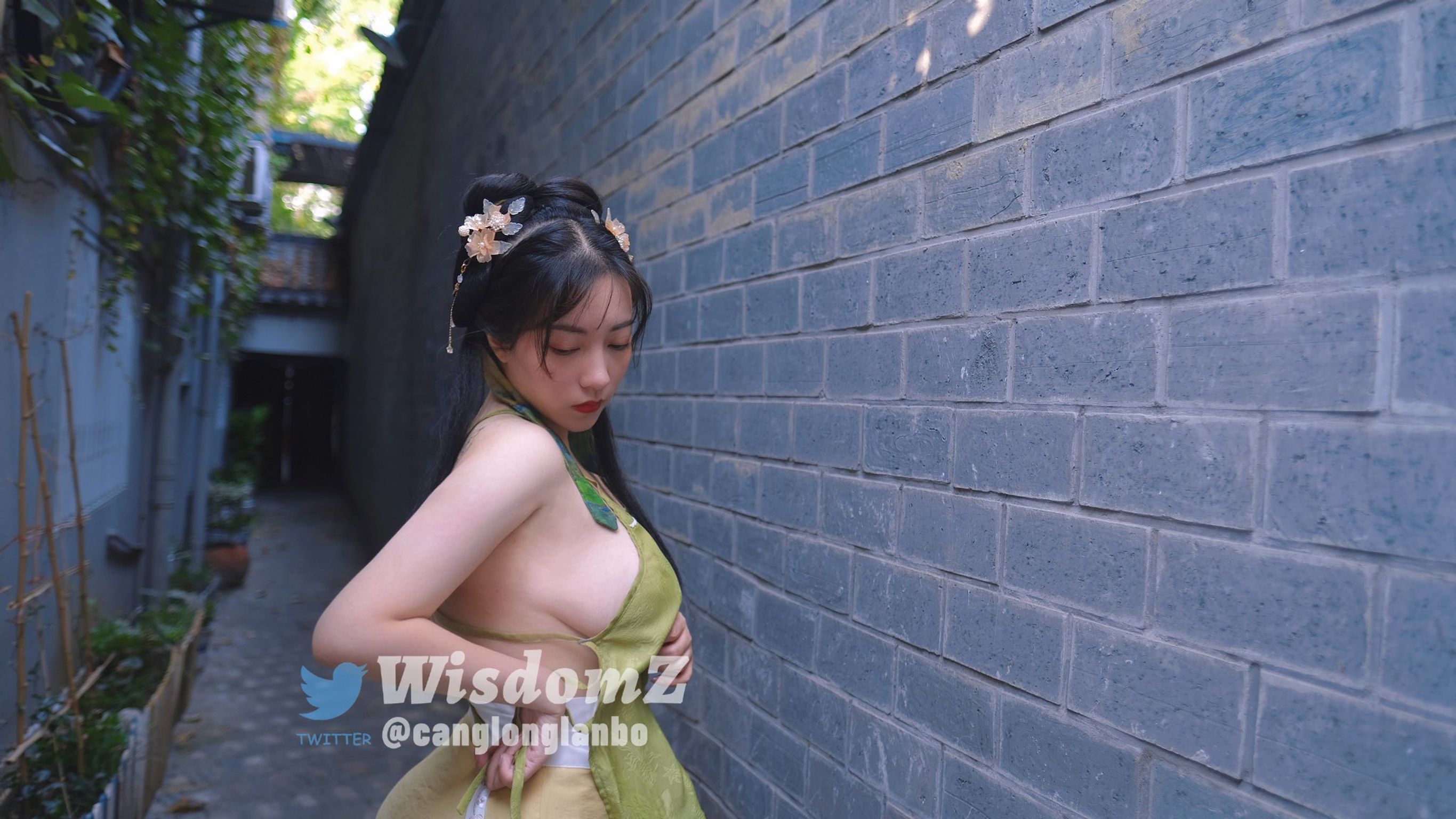 酒月： 极品巨乳 人前露出私拍