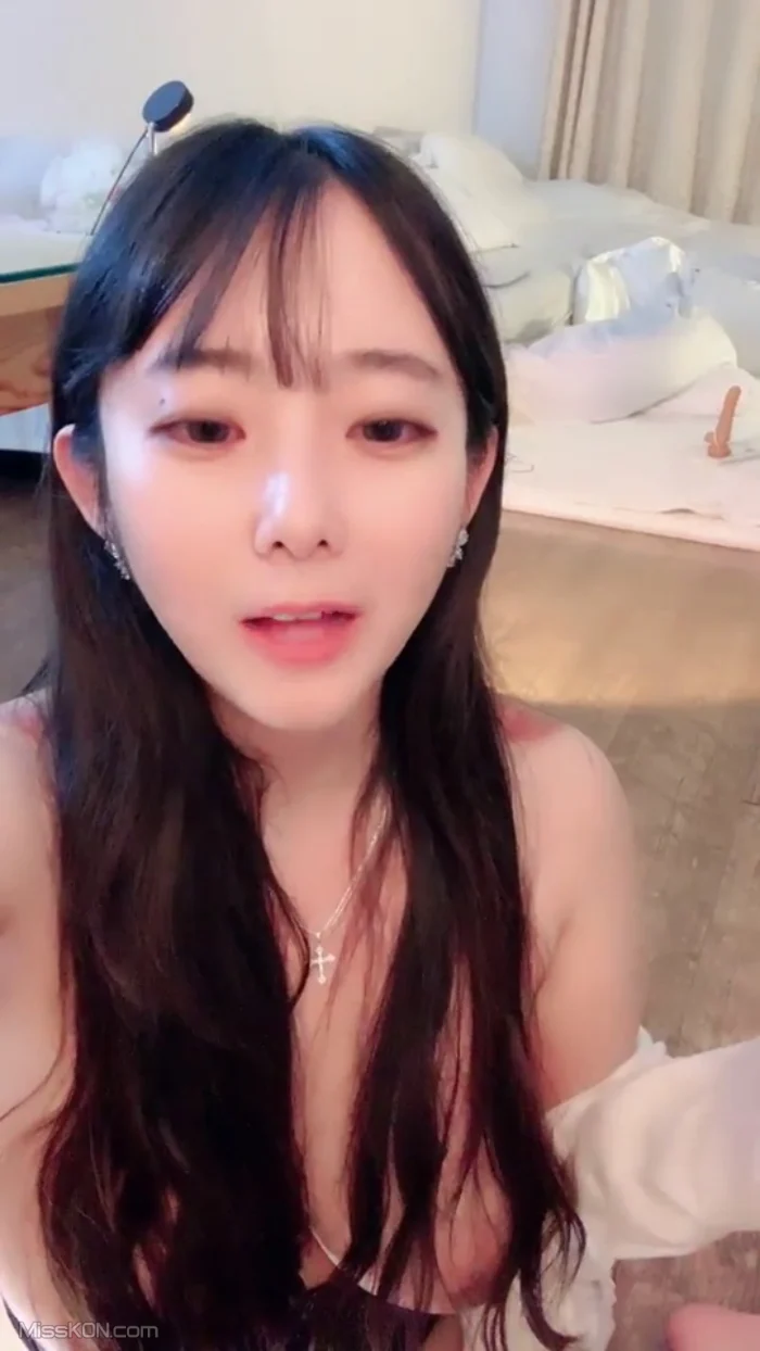 小灵儿： 丰满水嫩女神来袭 超大巨乳裸舞