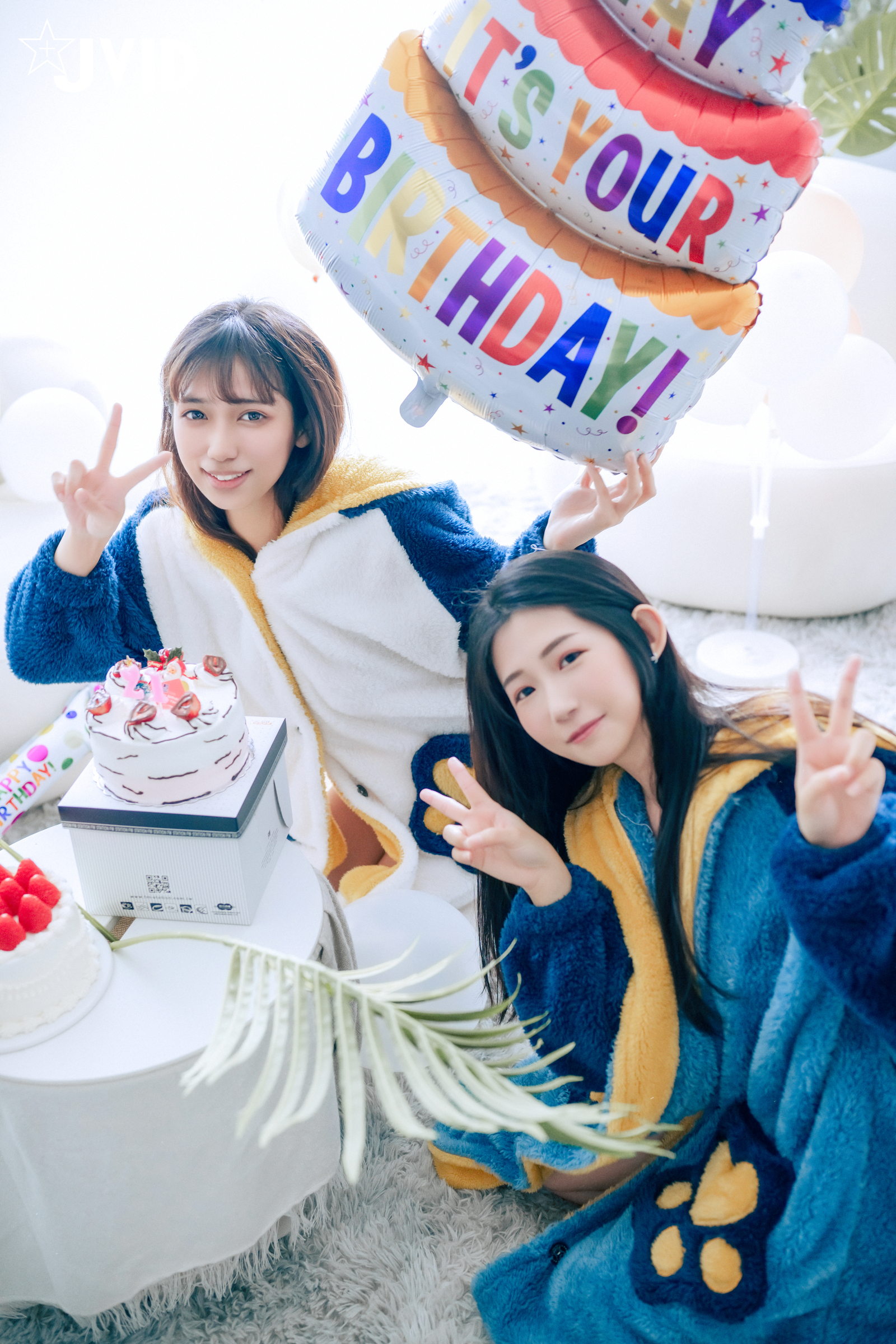 [JVID] 井野奈 & 肉包 – 色慾融合の閨蜜慶生派對