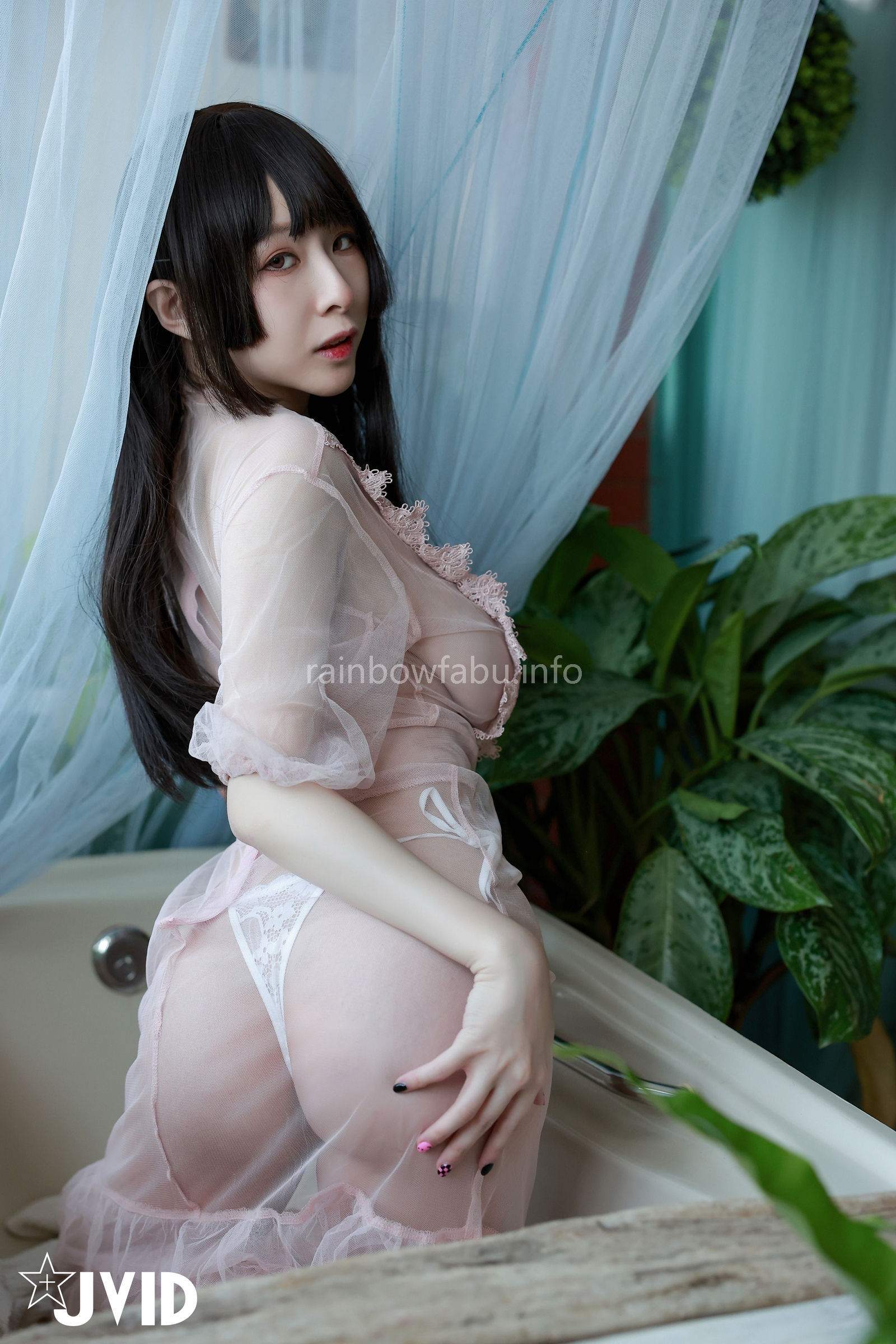 [JVID] 黎菲兒 – 菲兒在花叢中蹦出誘人巨乳彈出渾圓翹臀。極限邊緣的挑逗