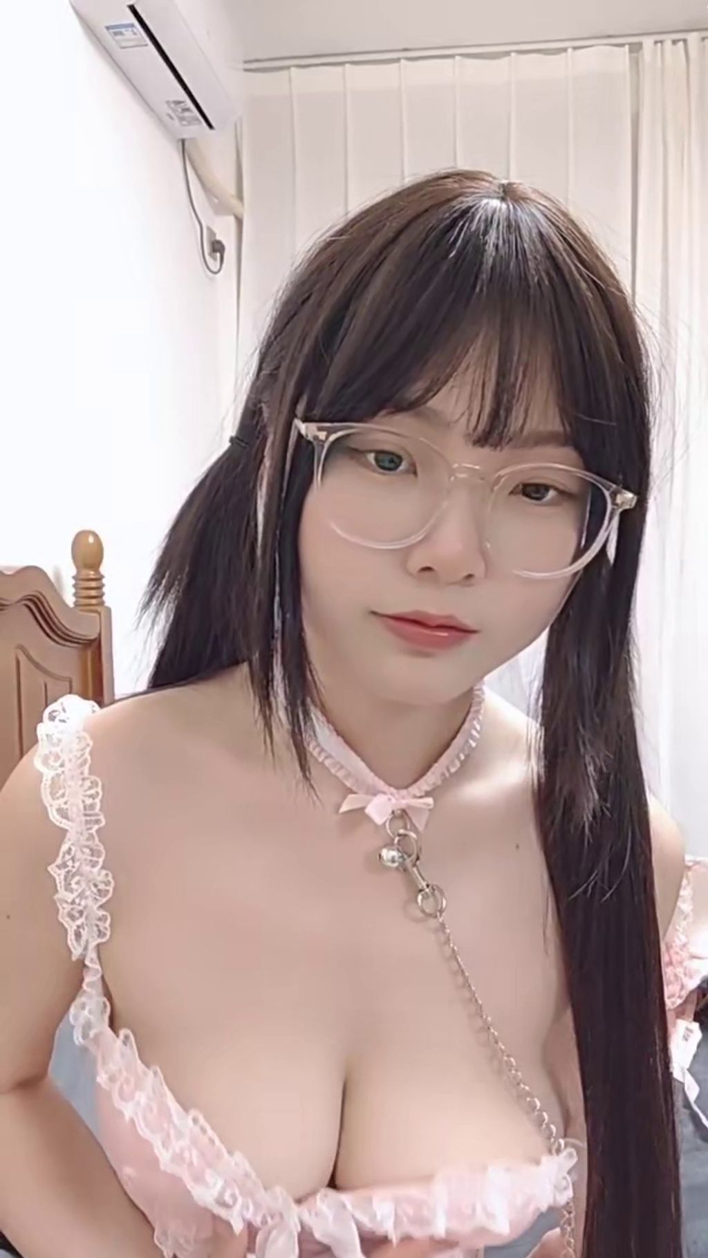 栗子喵： 眼镜嫩妹14部 榨精小靓仔 #01