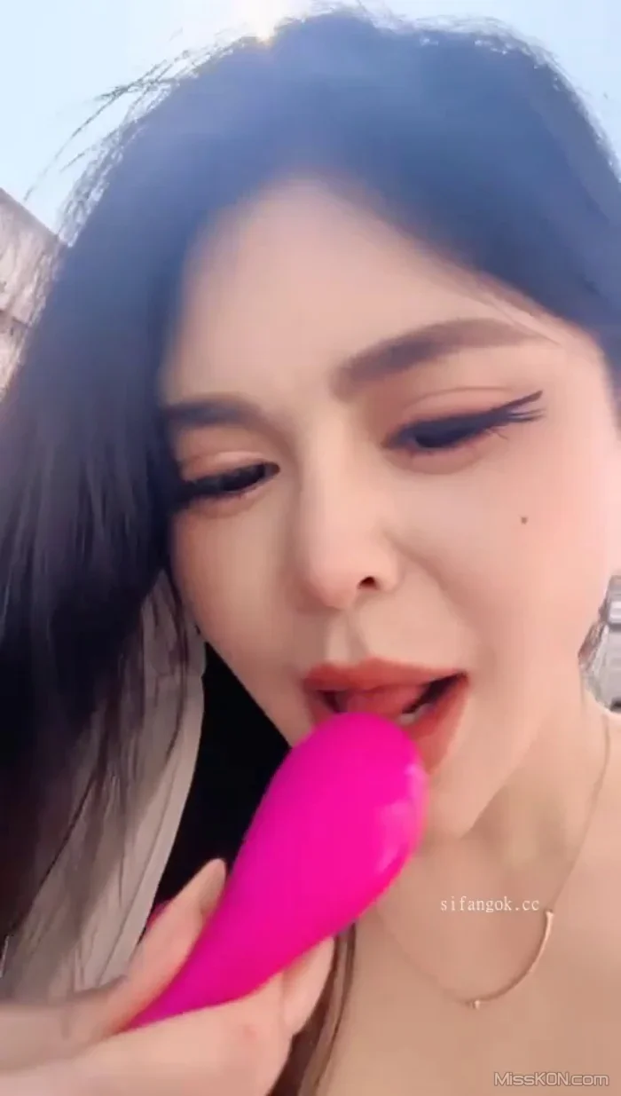 [OtherXXX] 水水： 172长腿女神 天台脱光好刺激