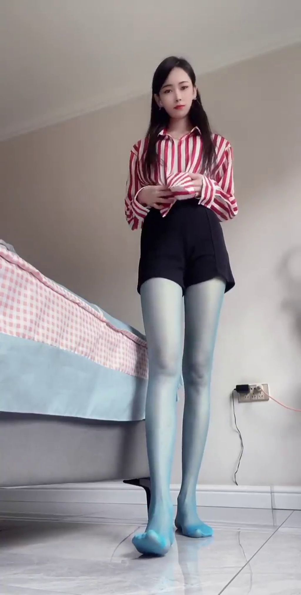 嫣然月影： 快手 轻熟骨感御姐私拍合集