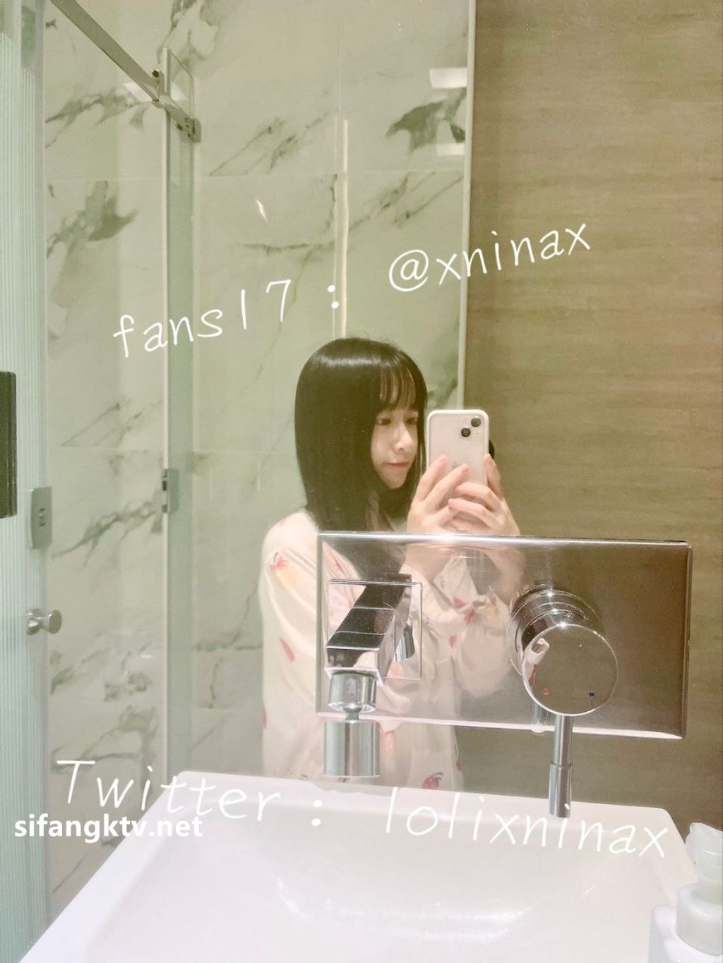 lolixnixax(小只马妮娜): 超级可爱的双马尾福利姬 #01 246 lolixnixax(小只马妮娜): 超级可爱的双马尾福利姬 #01
