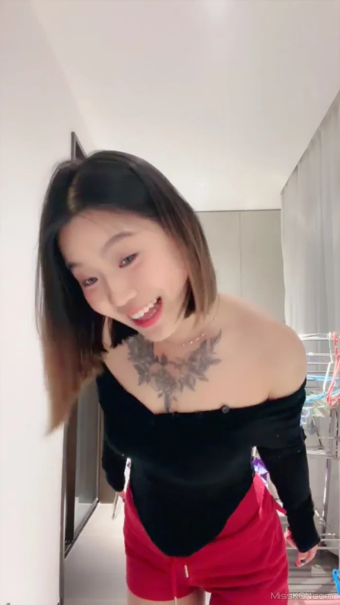 美少女壮壮： 新人绿播下海