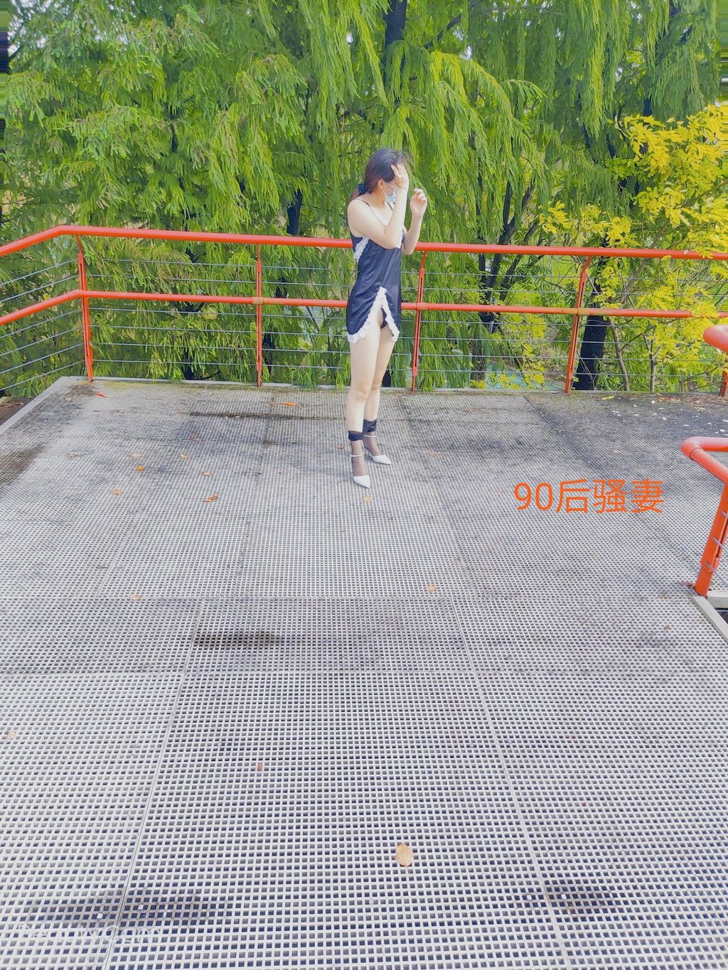 [OtherXXX] 沐子： 人前露出极品人妻