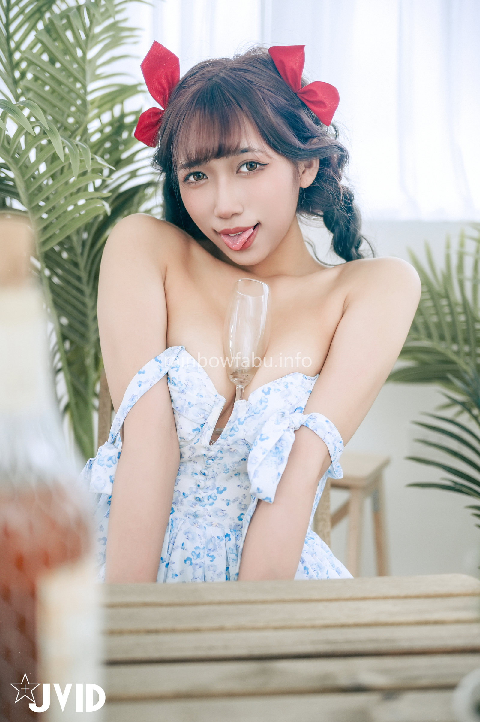 [JVID] 吳紫欣 – 戀愛感爆棚的野餐約會－紫欣❤️女友洋裝的肩帶滑下來了😳那乾脆就別穿了吧😍
