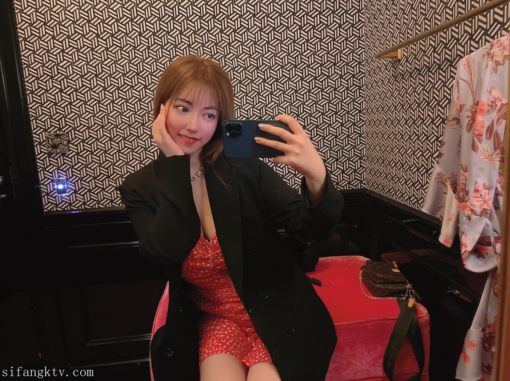 酒月： 极品巨乳 人前露出私拍