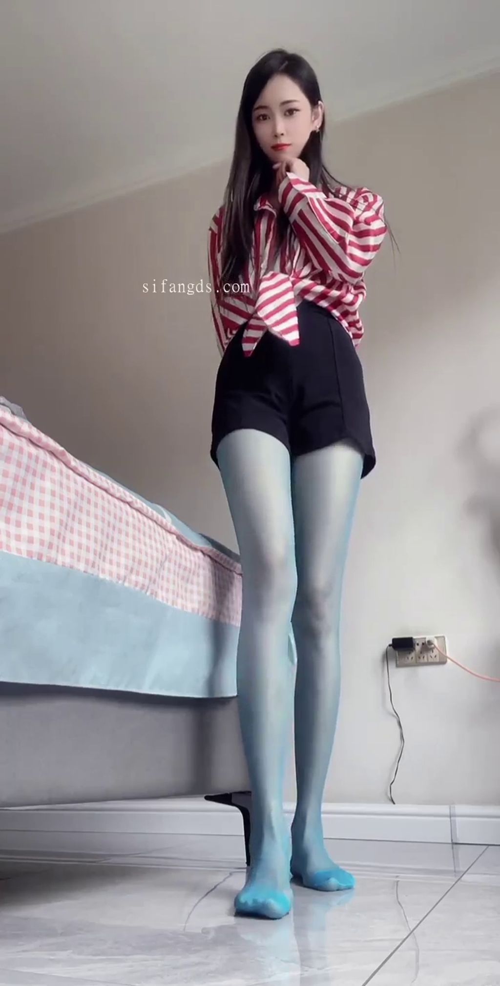 嫣然月影： 快手 轻熟骨感御姐私拍合集