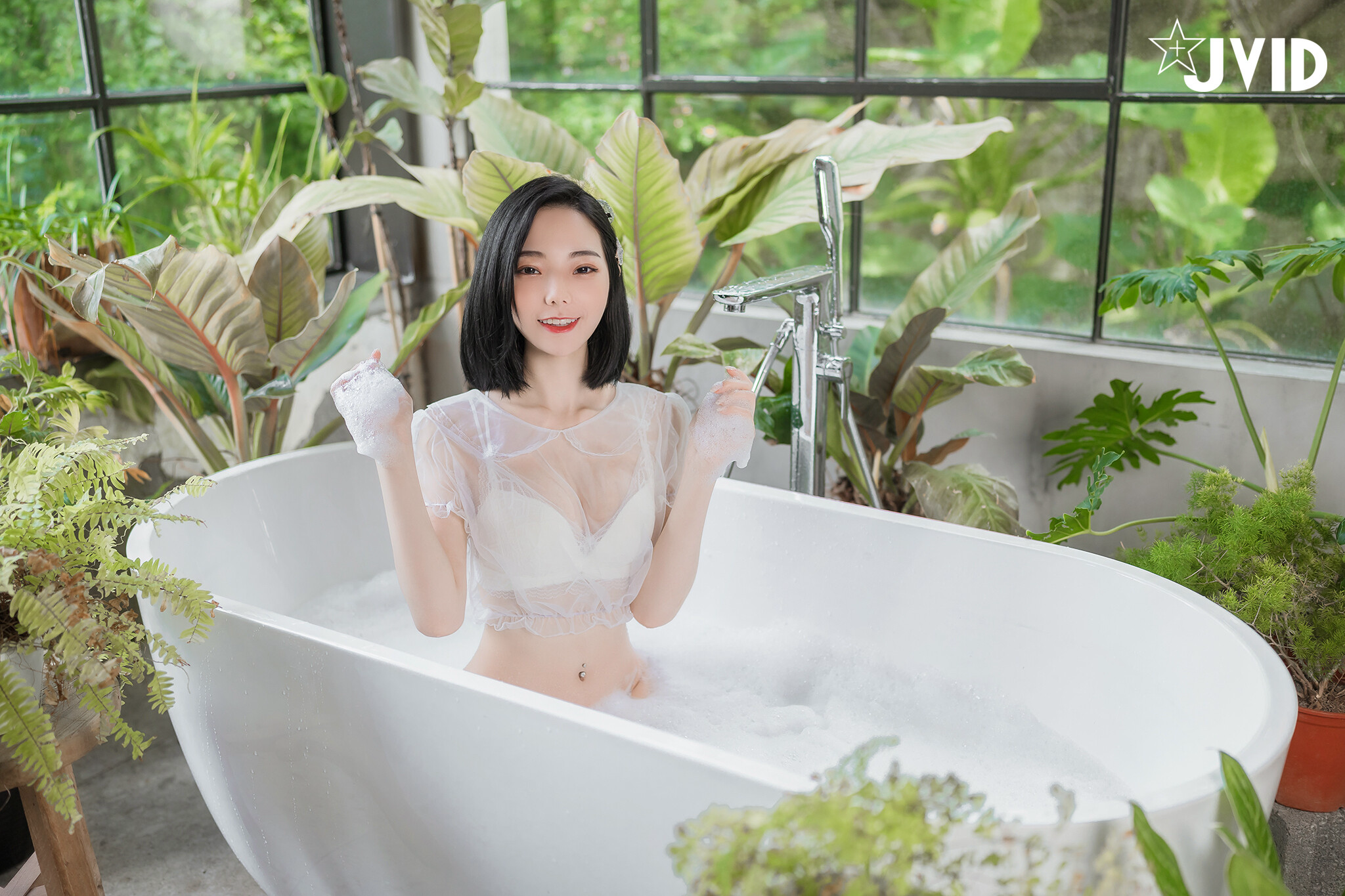 [JVID] 啾啾 – 誤闖莊園窺探心儀女神～啾啾 🛀 ～入浴反被誘惑勾引