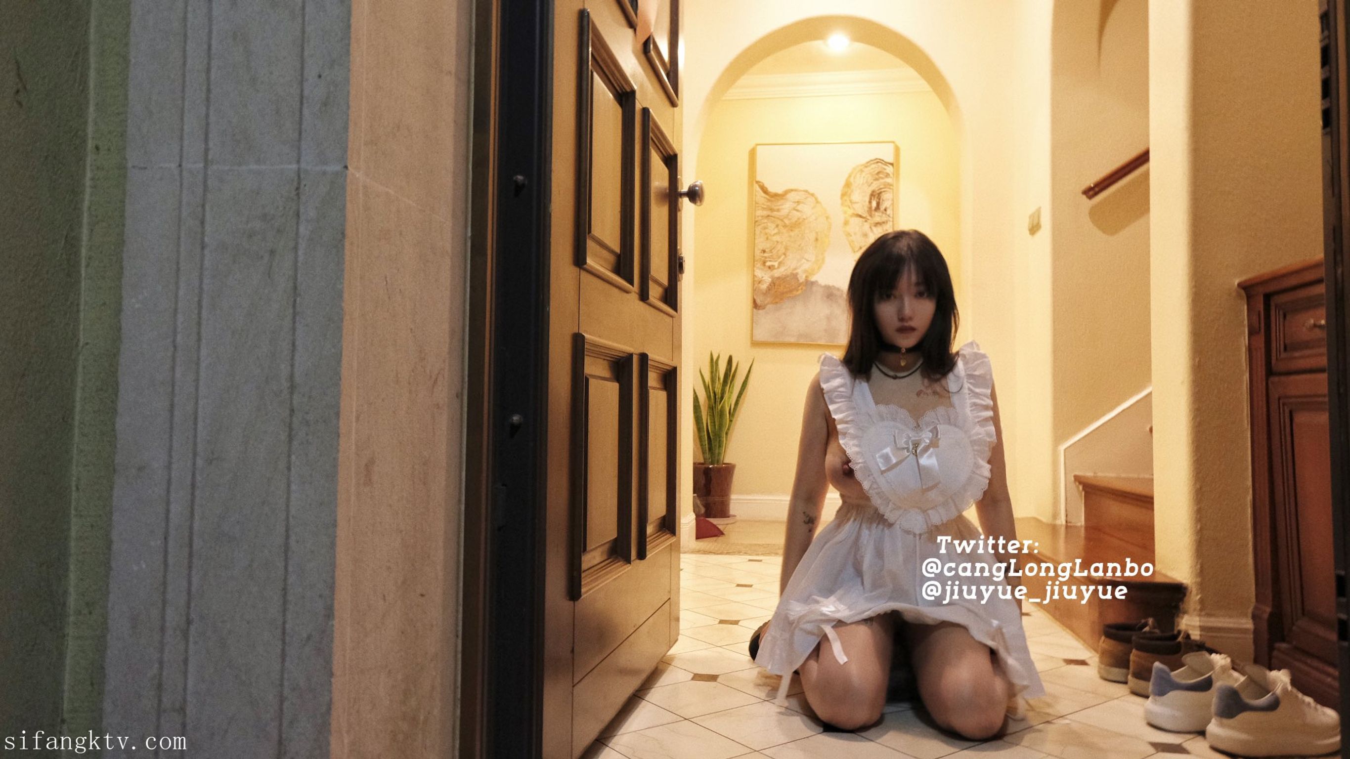 酒月： 极品巨乳 人前露出私拍