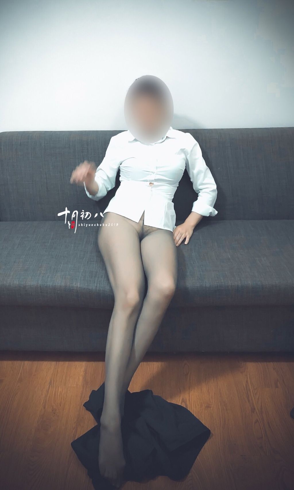 十月初八： 人前露出私拍合集